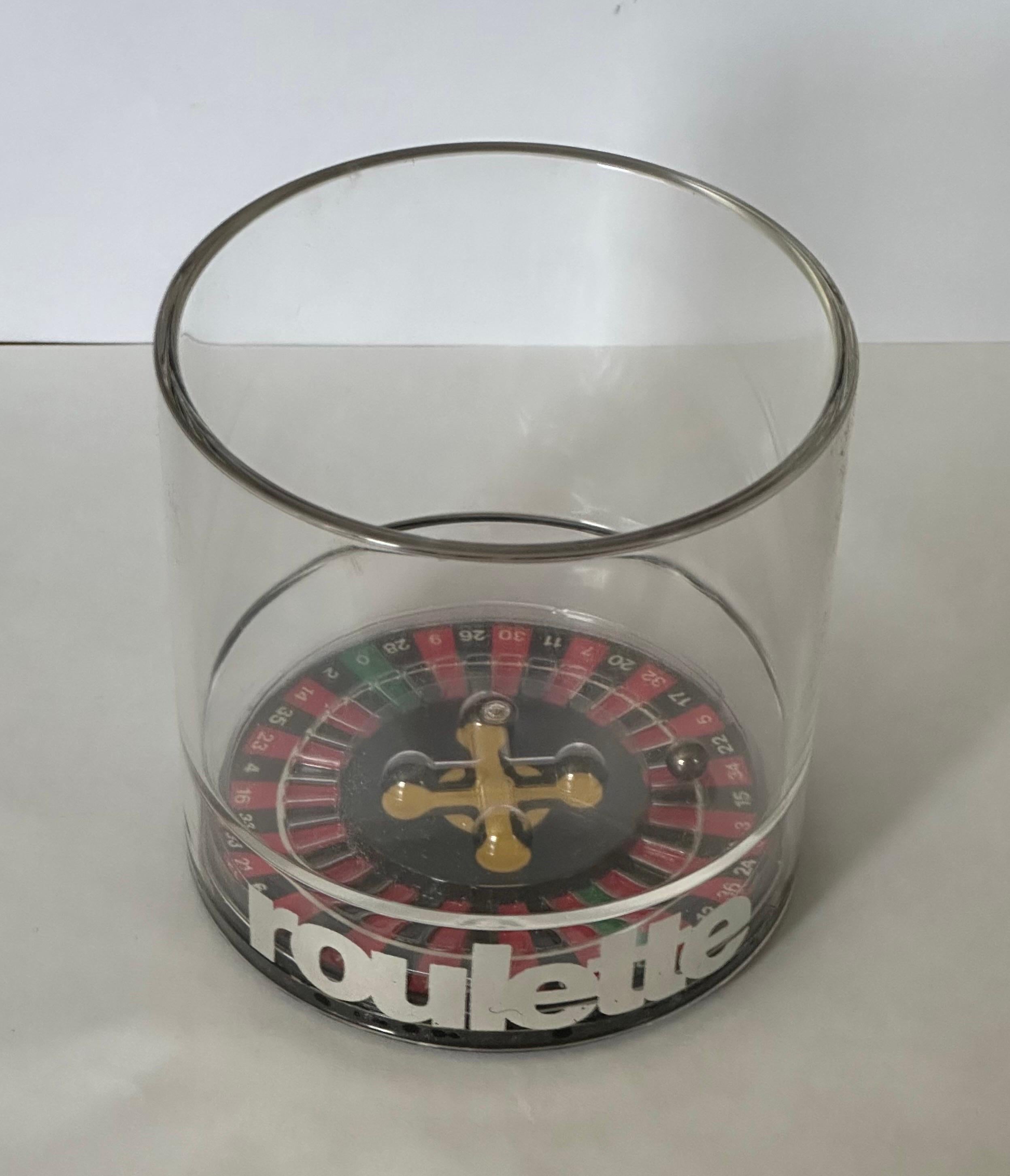 20ième siècle Ensemble de quatre verres Casino en acrylique dans une boîte de Mike Wilson / Plus Four Design en vente