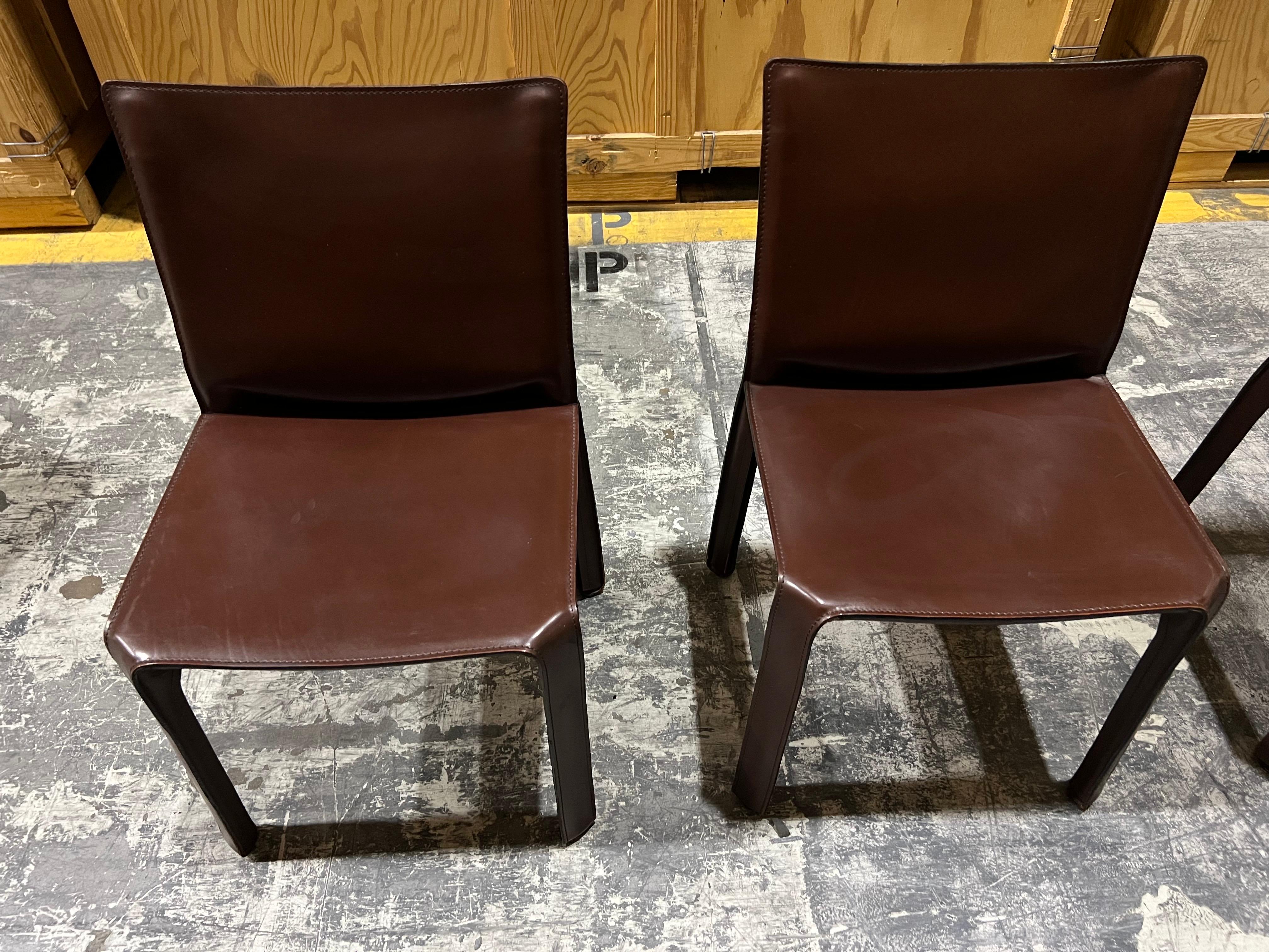 Beautiful set of four Cab Chairs in leather hide, designed by Mario Bellini in 1976.
Manufactured by Cassina in circa 1990s. The set consists of four cab 412 dining chairs covered in a dark brown mahogany color leather. 