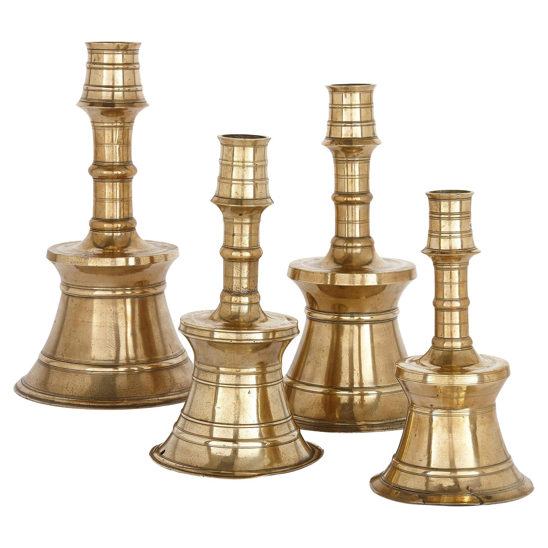 Set von vier Ottomane-Kerzenständern aus gegossenem und gedrechseltem Messing