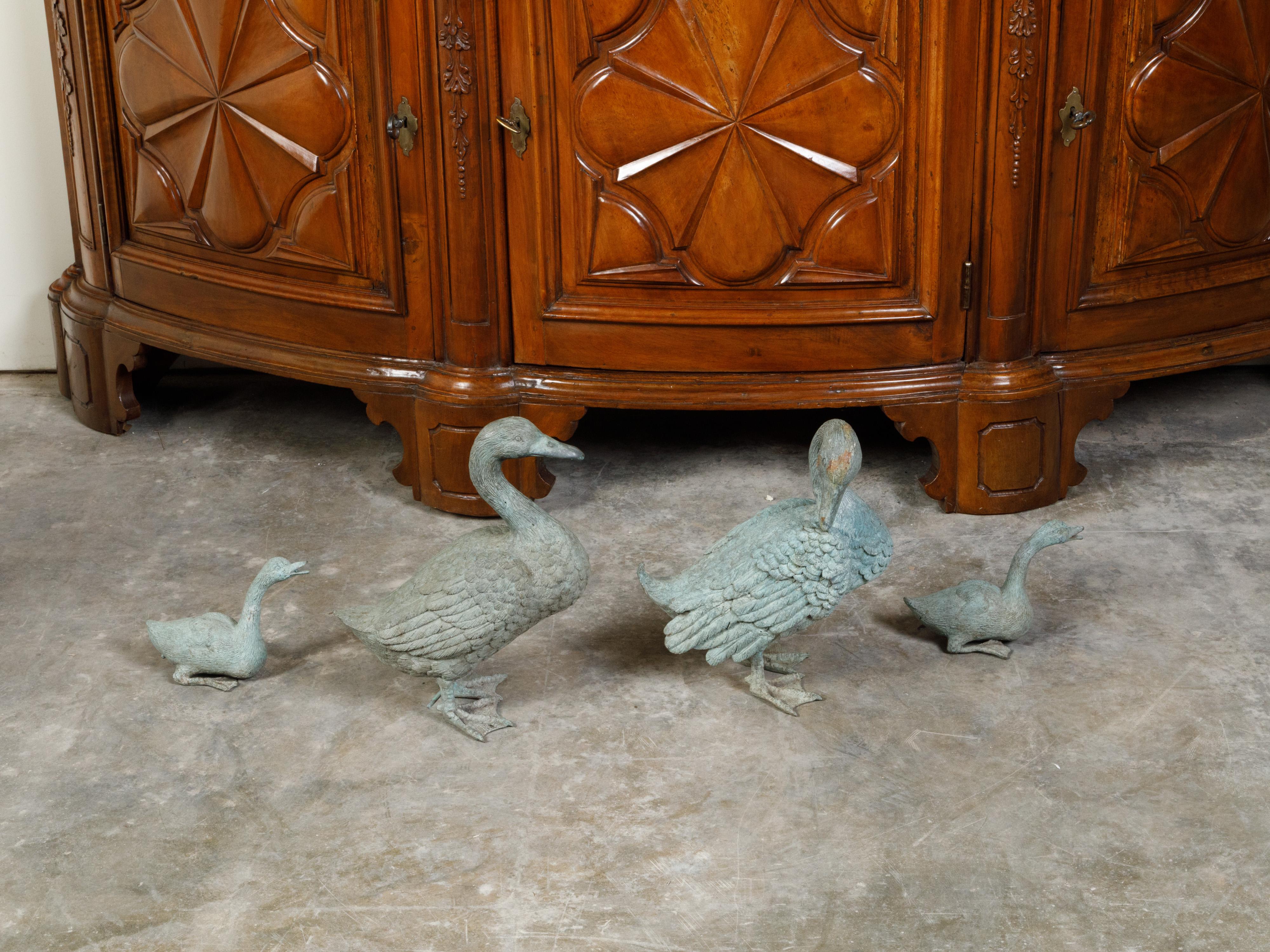 Ensemble de quatre sculptures en bronze coulé représentant une famille de canards avec une patine en vente 3