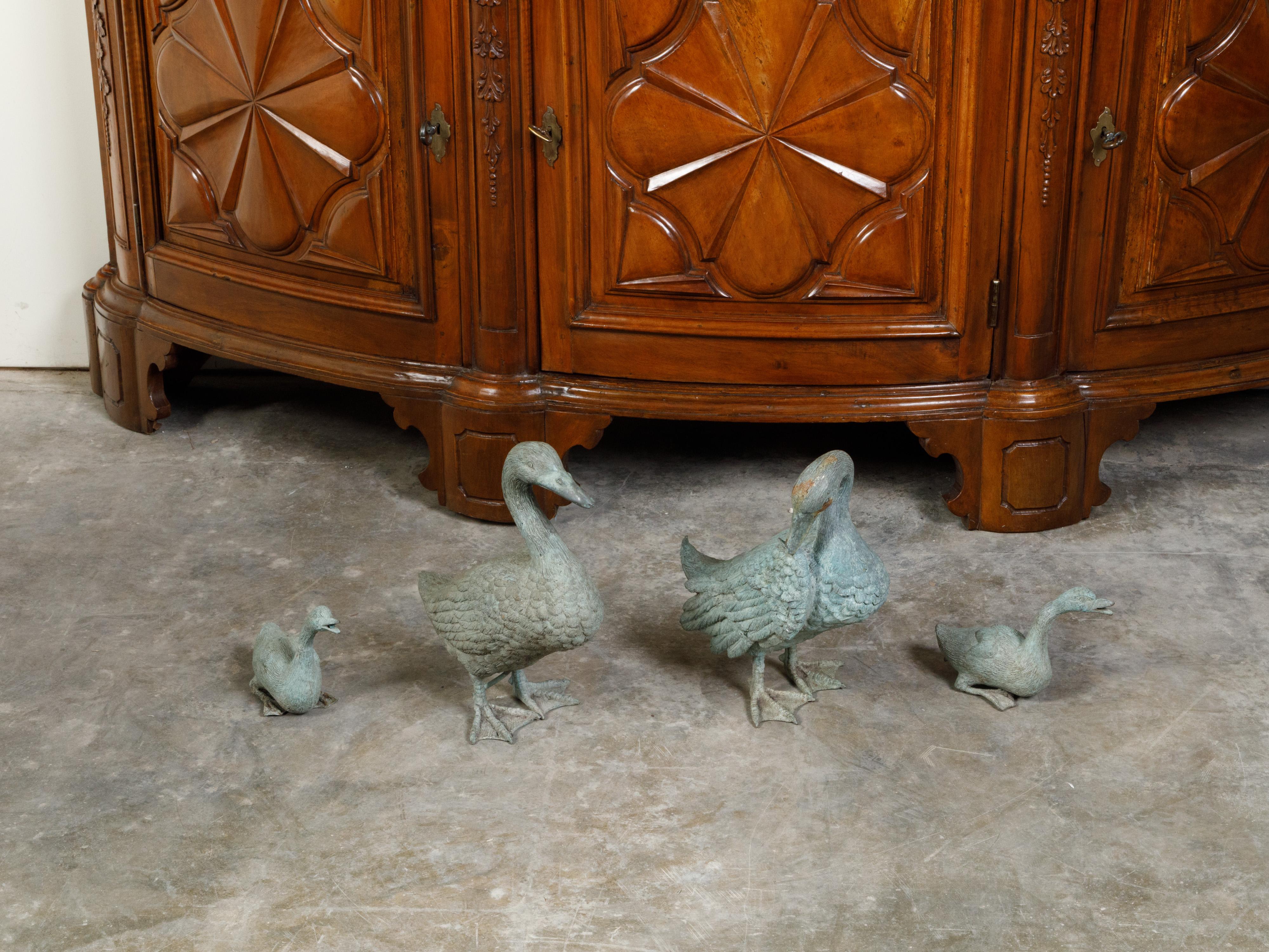 Ensemble de quatre sculptures en bronze coulé représentant une famille de canards avec une patine en vente 4