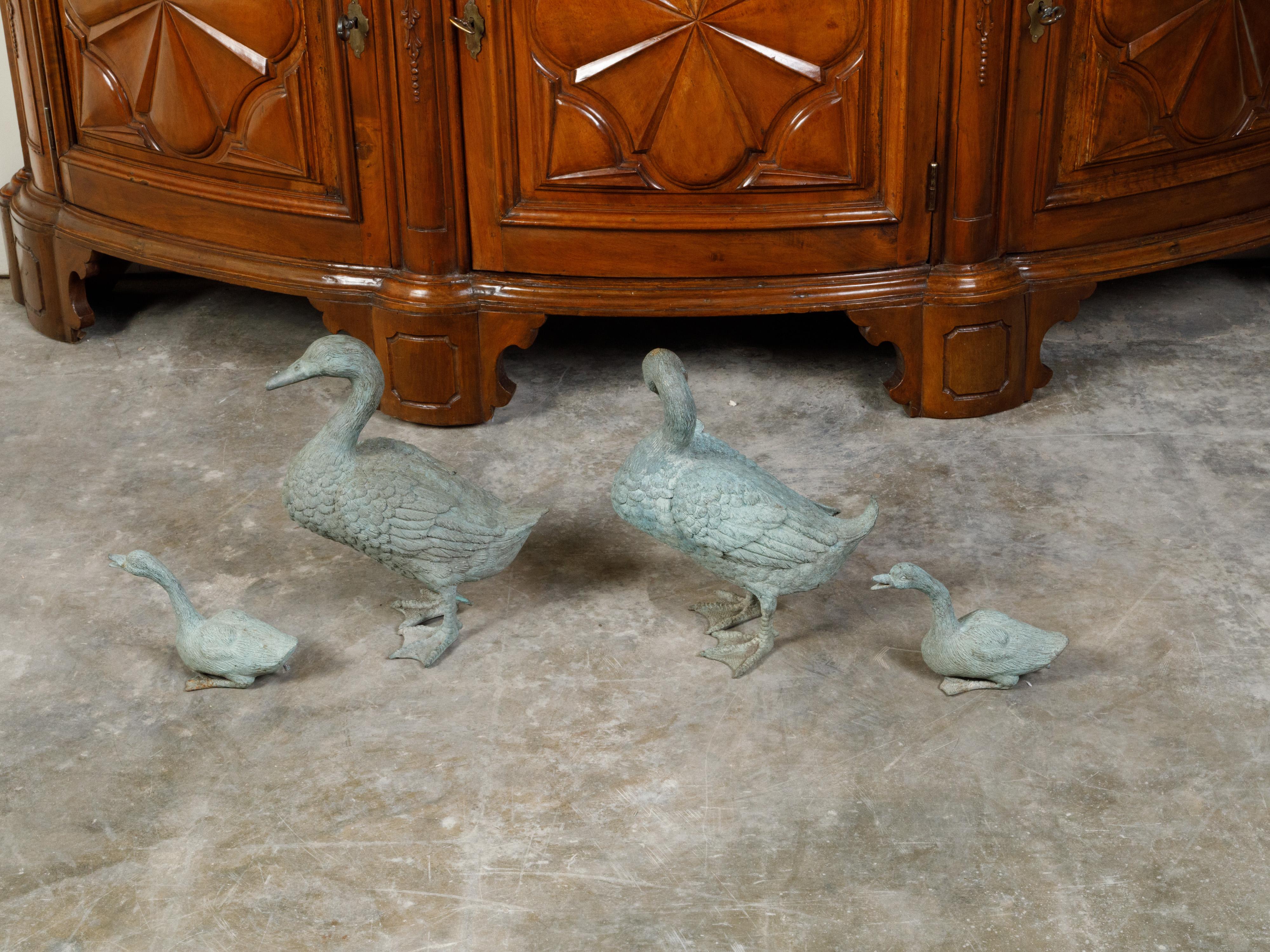 Ensemble de quatre sculptures en bronze coulé représentant une famille de canards avec une patine en vente 1