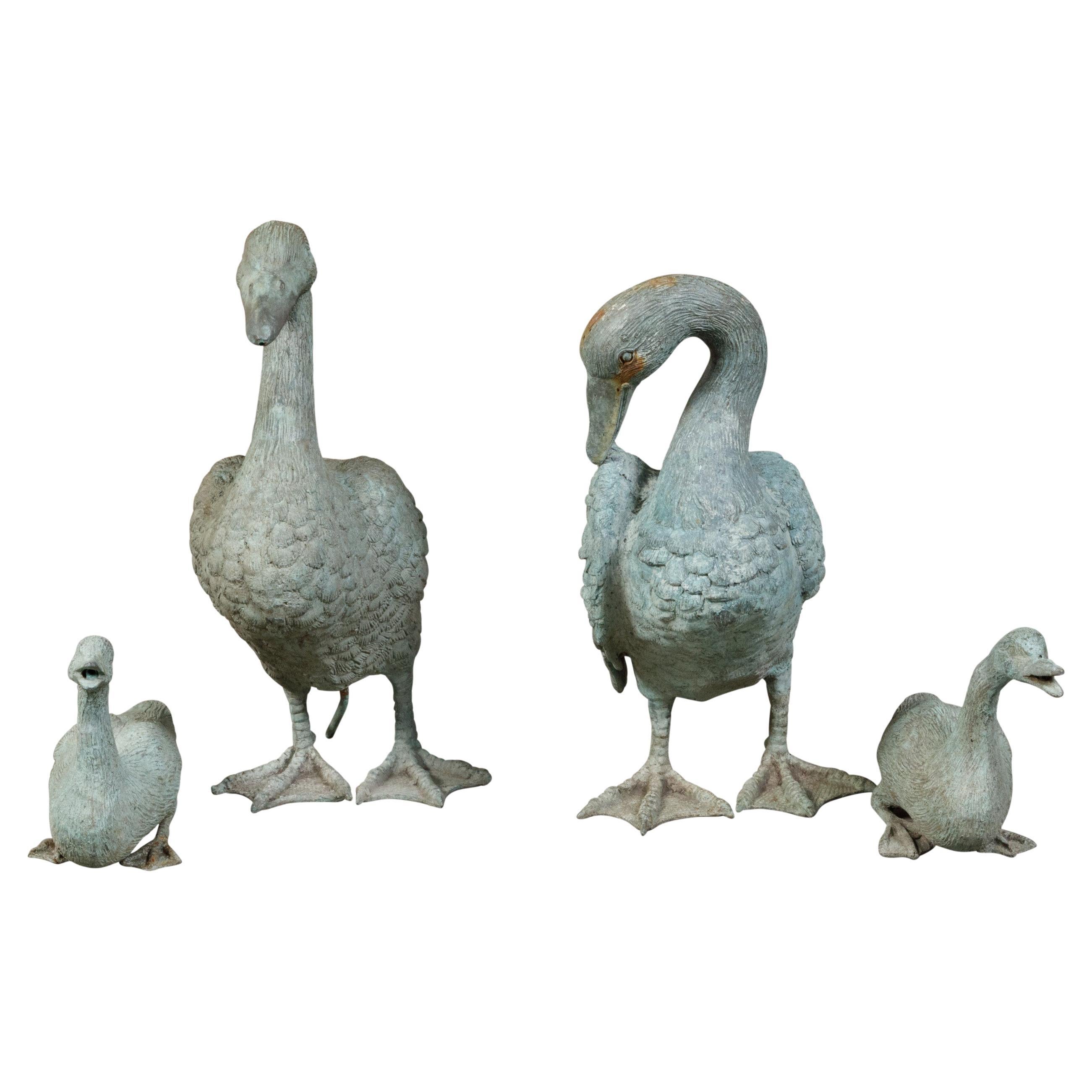 Set von vier Skulpturen aus Bronzeguss, die eine Familie von Enten mit Patina darstellen