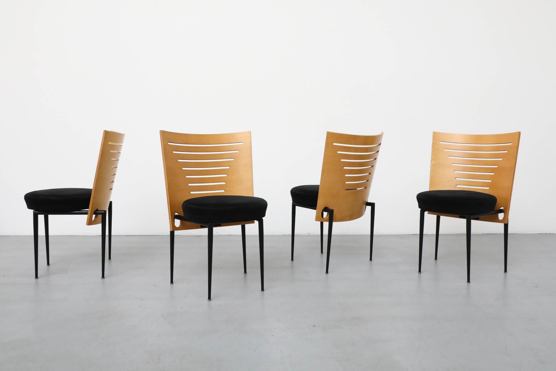 Set di 4 sedie da pranzo Post Modern degli anni '80 del noto duo di designer olandesi Mazairac e Boonzaaijer. Karel Boonzaaijer e Pierre Mazairac iniziarono la loro collaborazione presso Pastoe e in seguito fondarono il loro studio di design