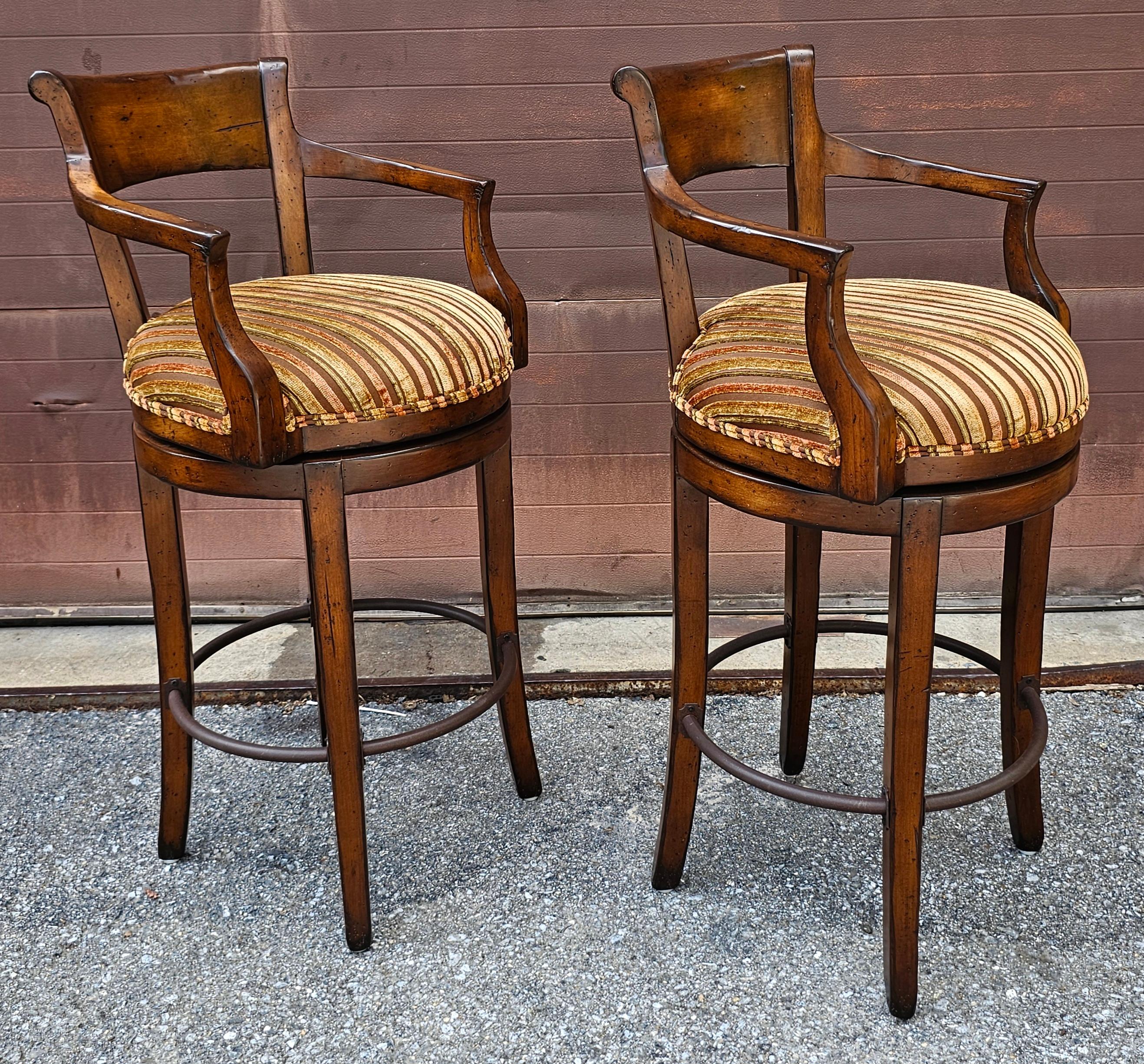 Satz von vier Century Furniture Fruitwood gepolsterten Barhockern mit Drehfunktion im Angebot 2