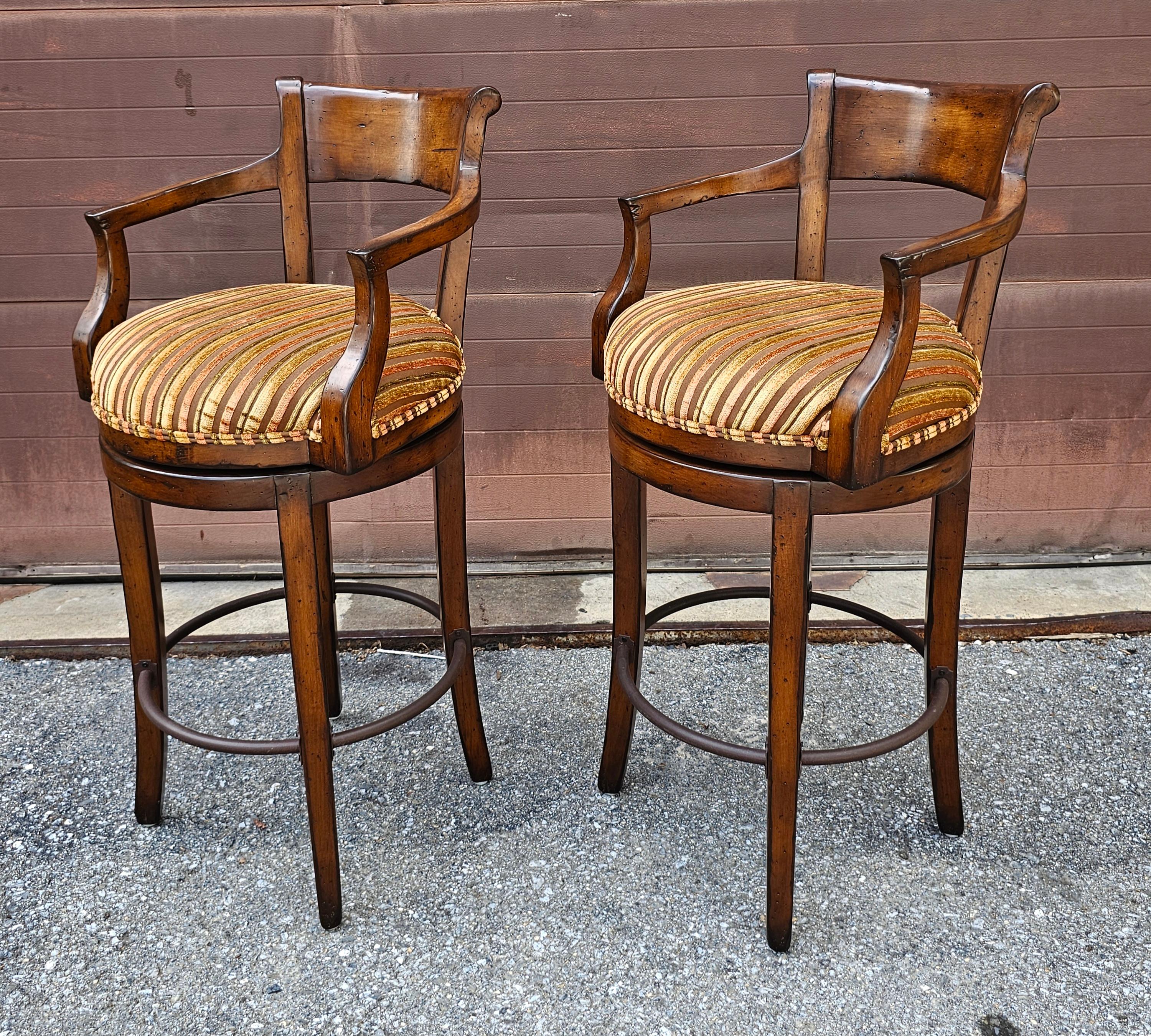 Satz von vier Century Furniture Fruitwood gepolsterten Barhockern mit Drehfunktion im Angebot 3