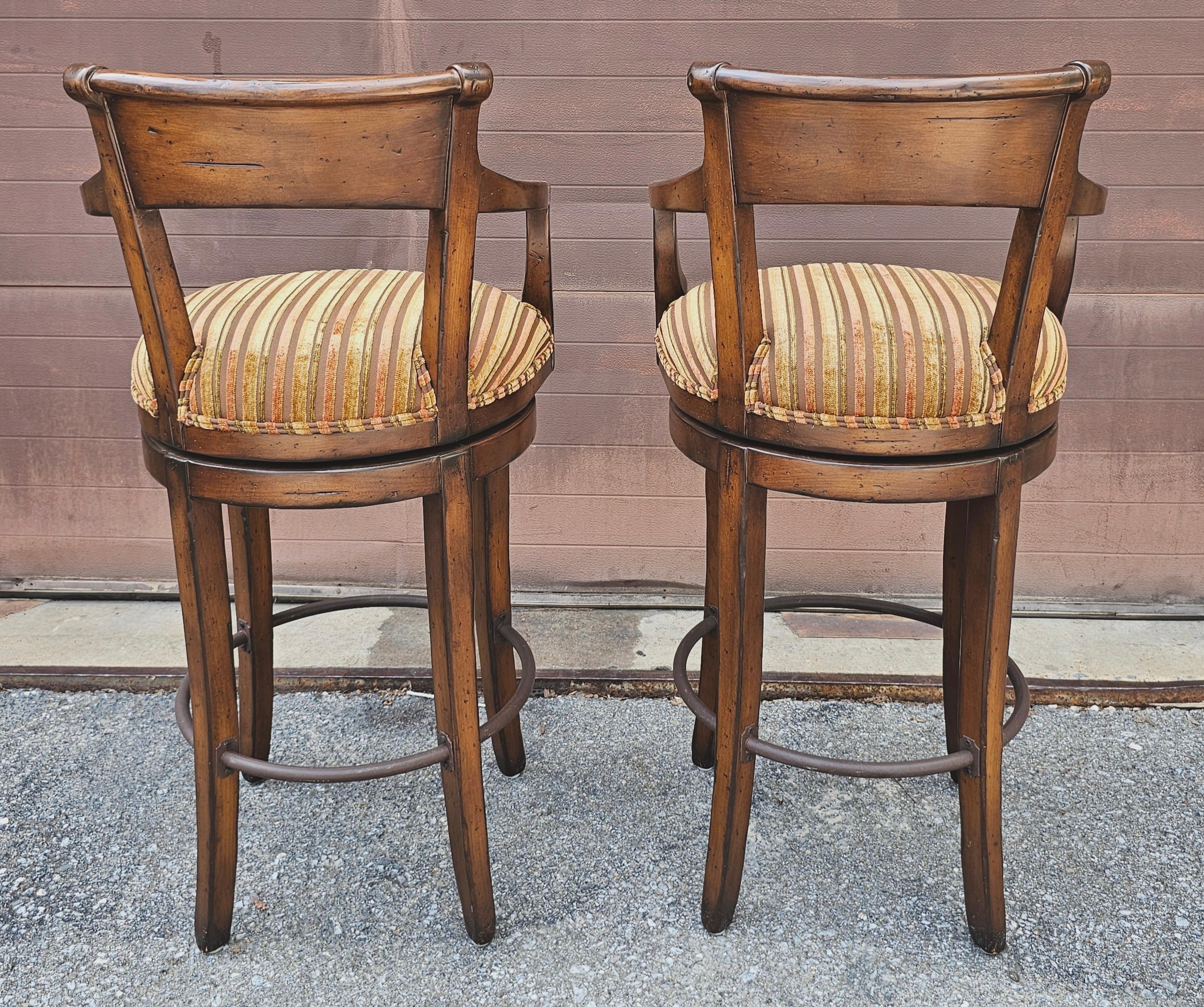 Satz von vier Century Furniture Fruitwood gepolsterten Barhockern mit Drehfunktion im Angebot 4