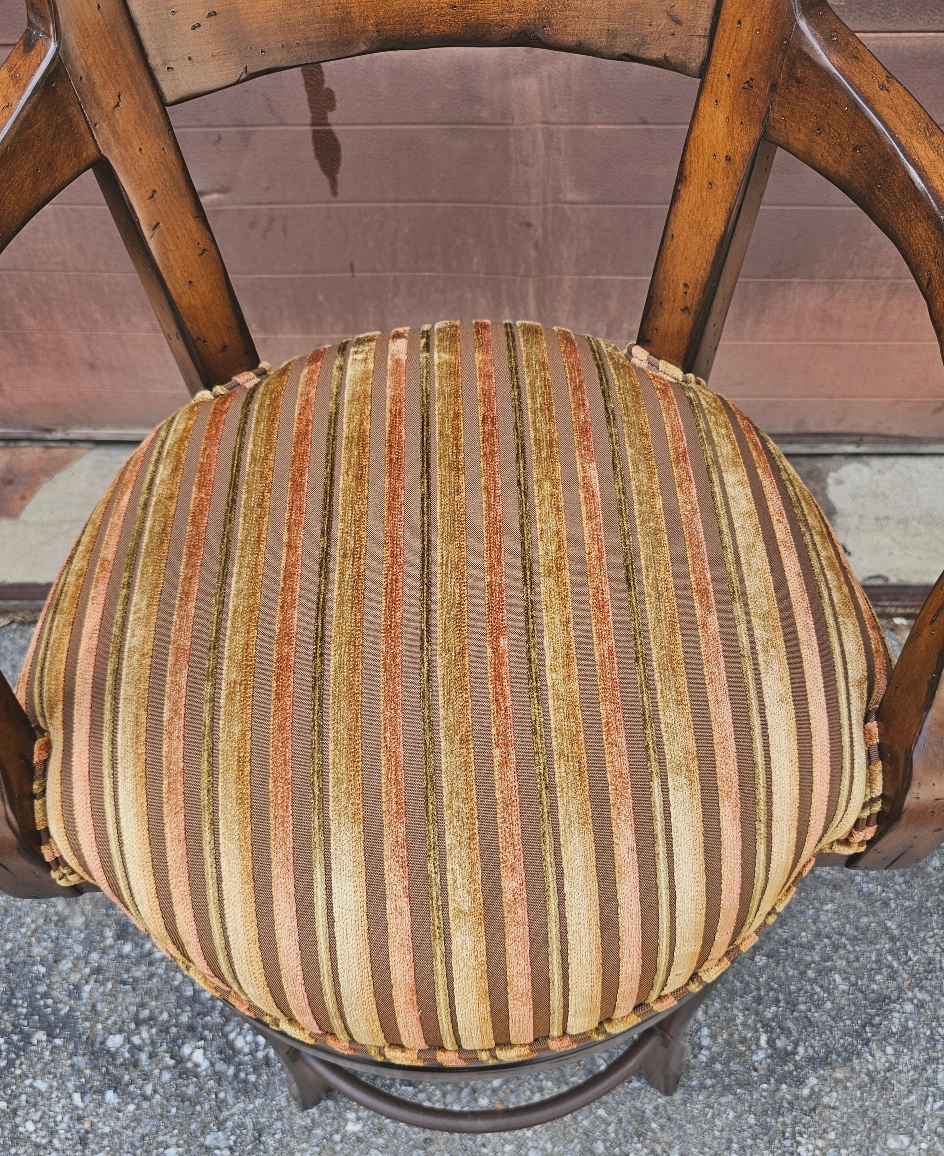 Satz von vier Century Furniture Fruitwood gepolsterten Barhockern mit Drehfunktion im Angebot 5