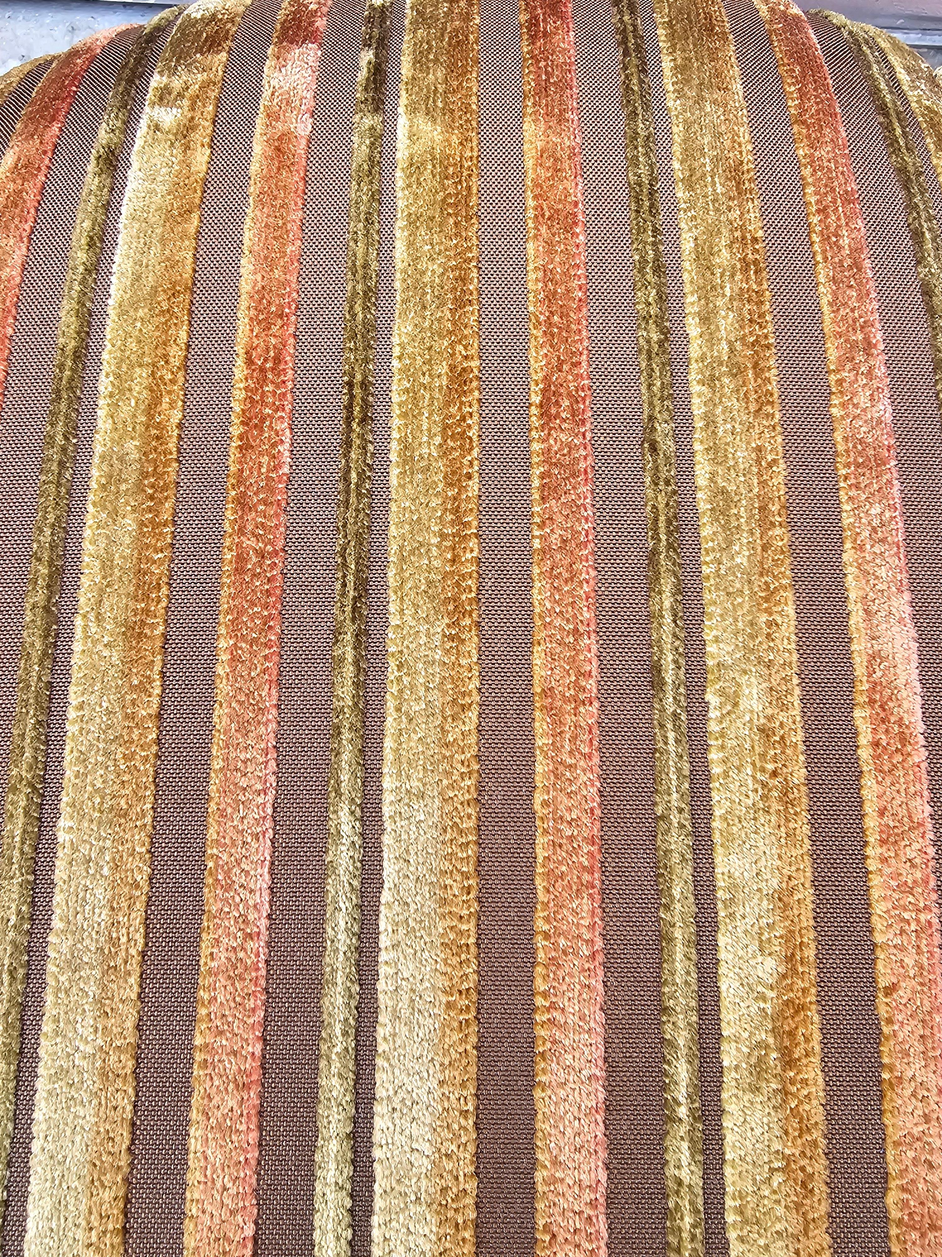 Satz von vier Century Furniture Fruitwood gepolsterten Barhockern mit Drehfunktion im Angebot 6