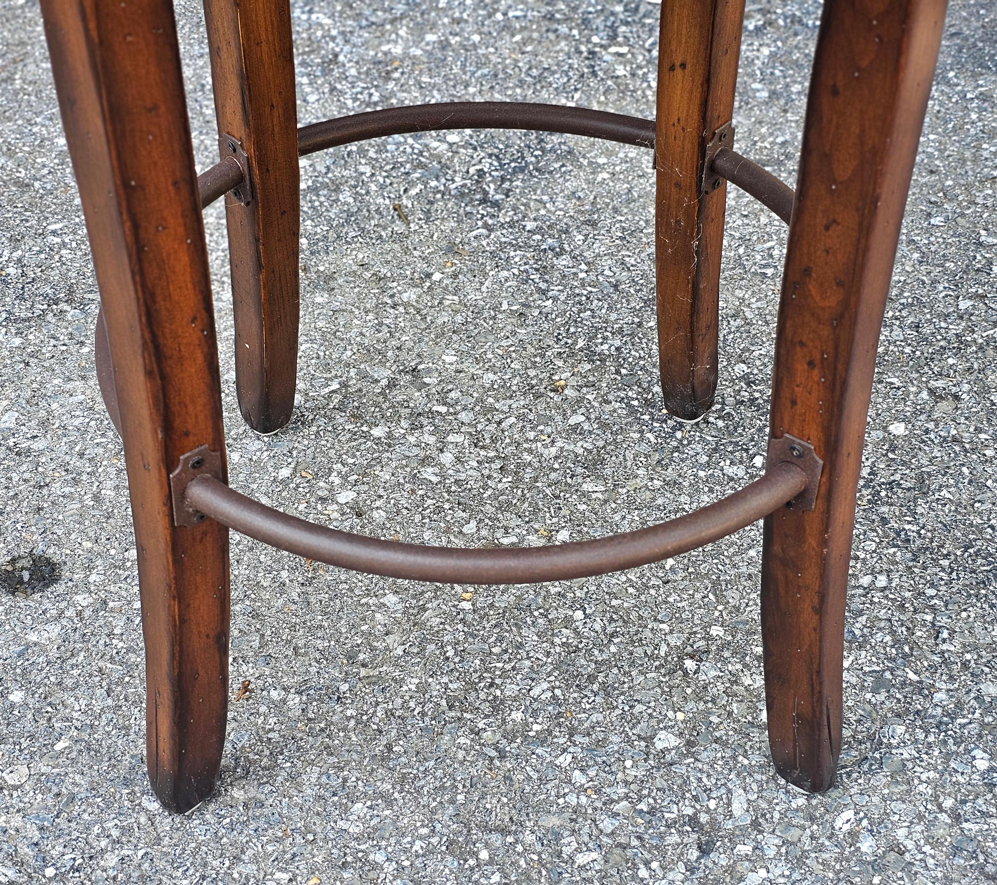 Satz von vier Century Furniture Fruitwood gepolsterten Barhockern mit Drehfunktion im Angebot 7
