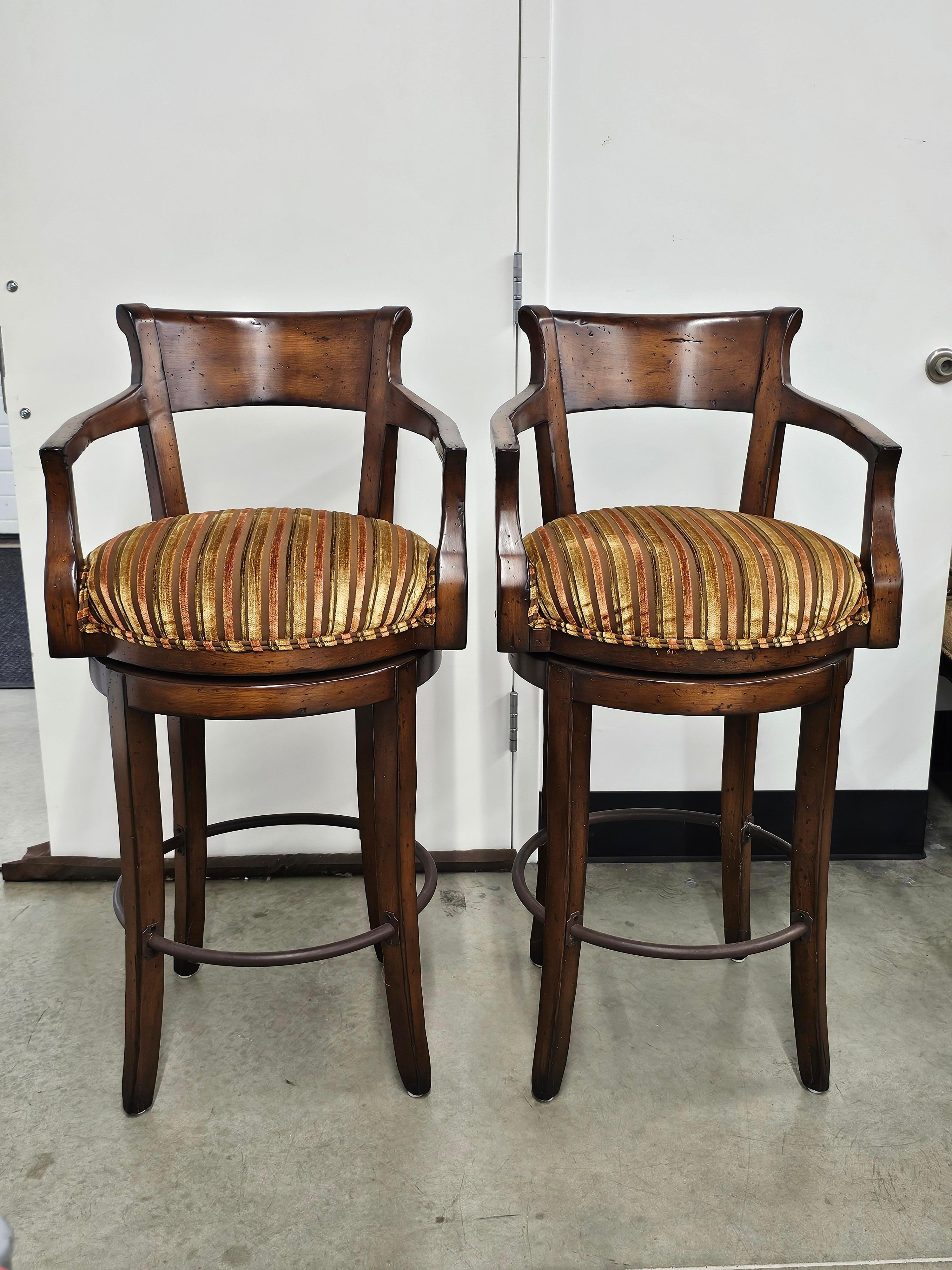 Satz von vier Century Furniture Fruitwood gepolsterten Barhockern mit Drehfunktion im Angebot 9