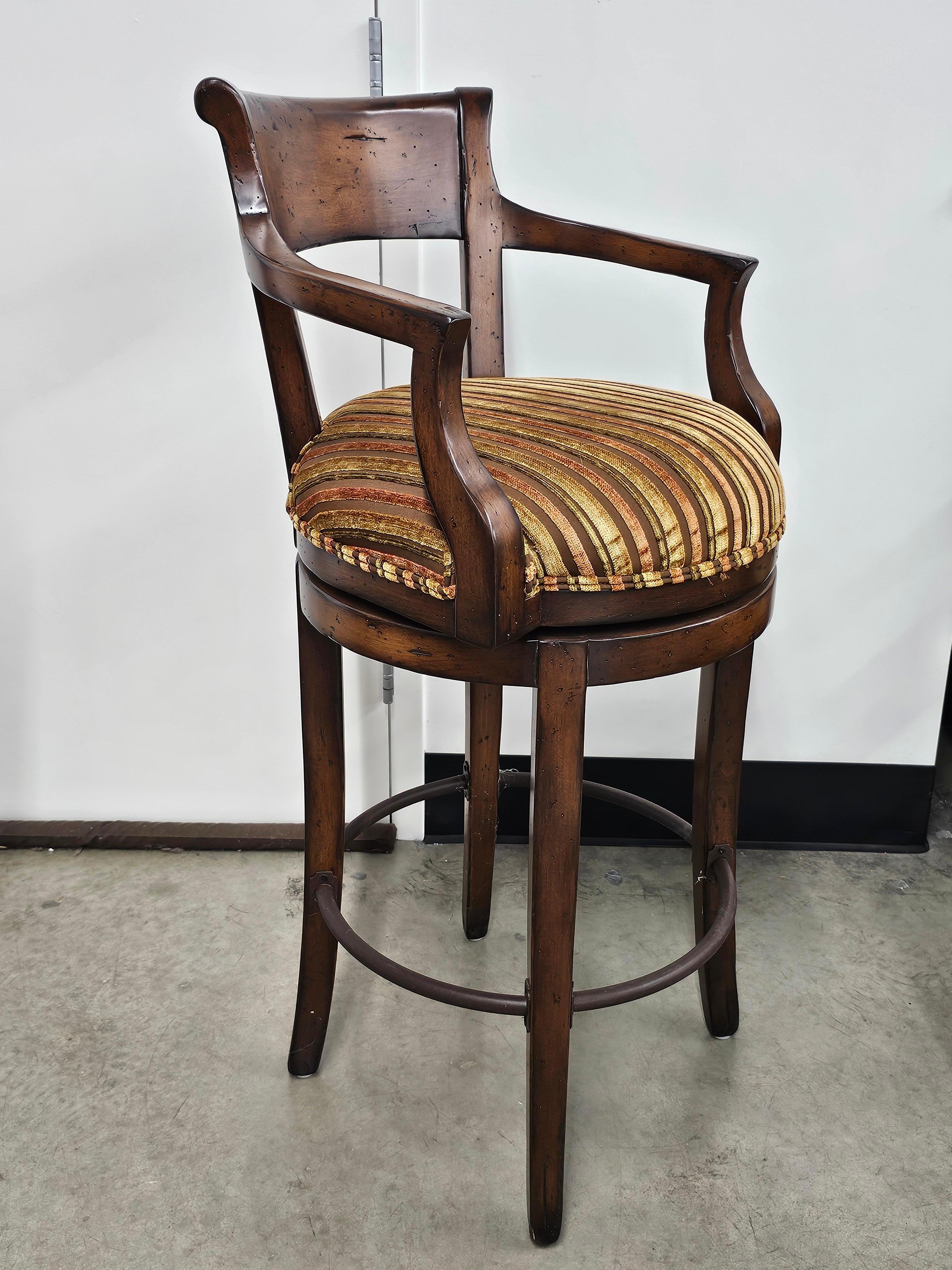 Satz von vier Century Furniture Fruitwood gepolsterten Barhockern mit Drehfunktion im Angebot 10