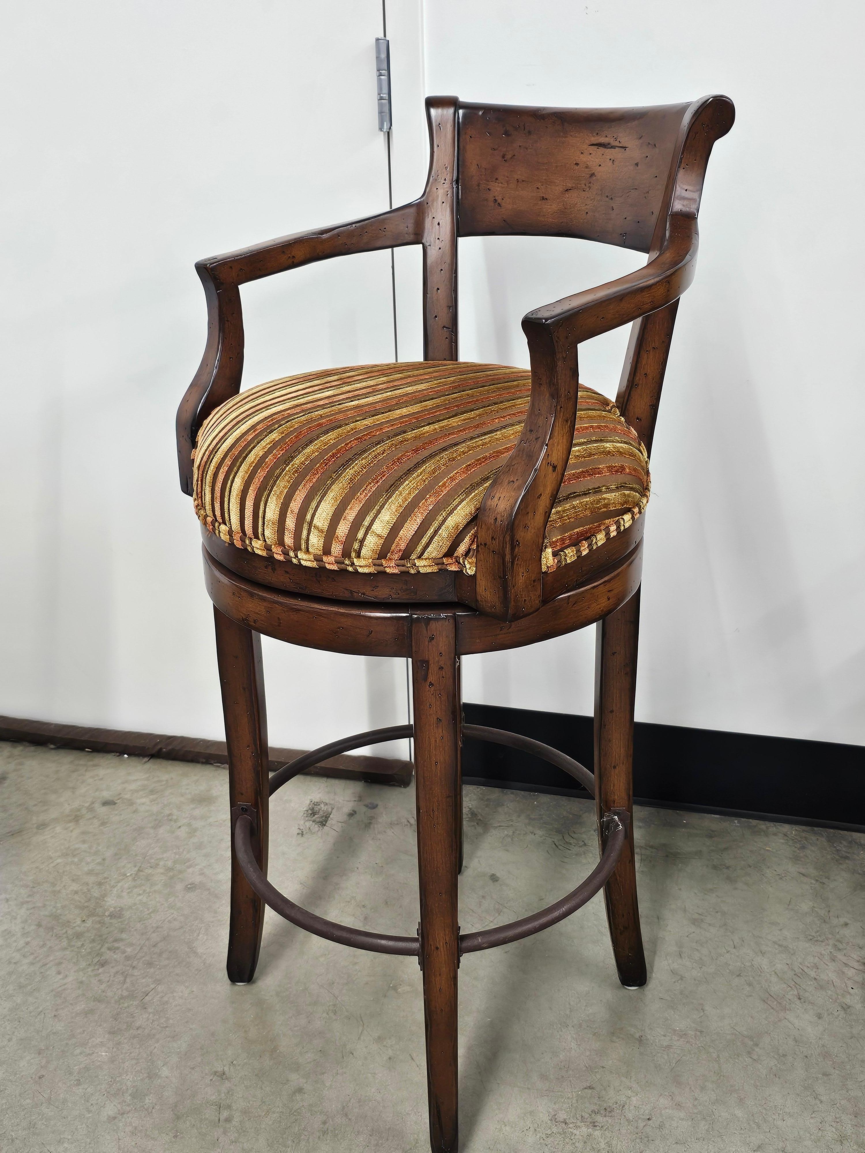 Satz von vier Century Furniture Fruitwood gepolsterten Barhockern mit Drehfunktion im Angebot 11