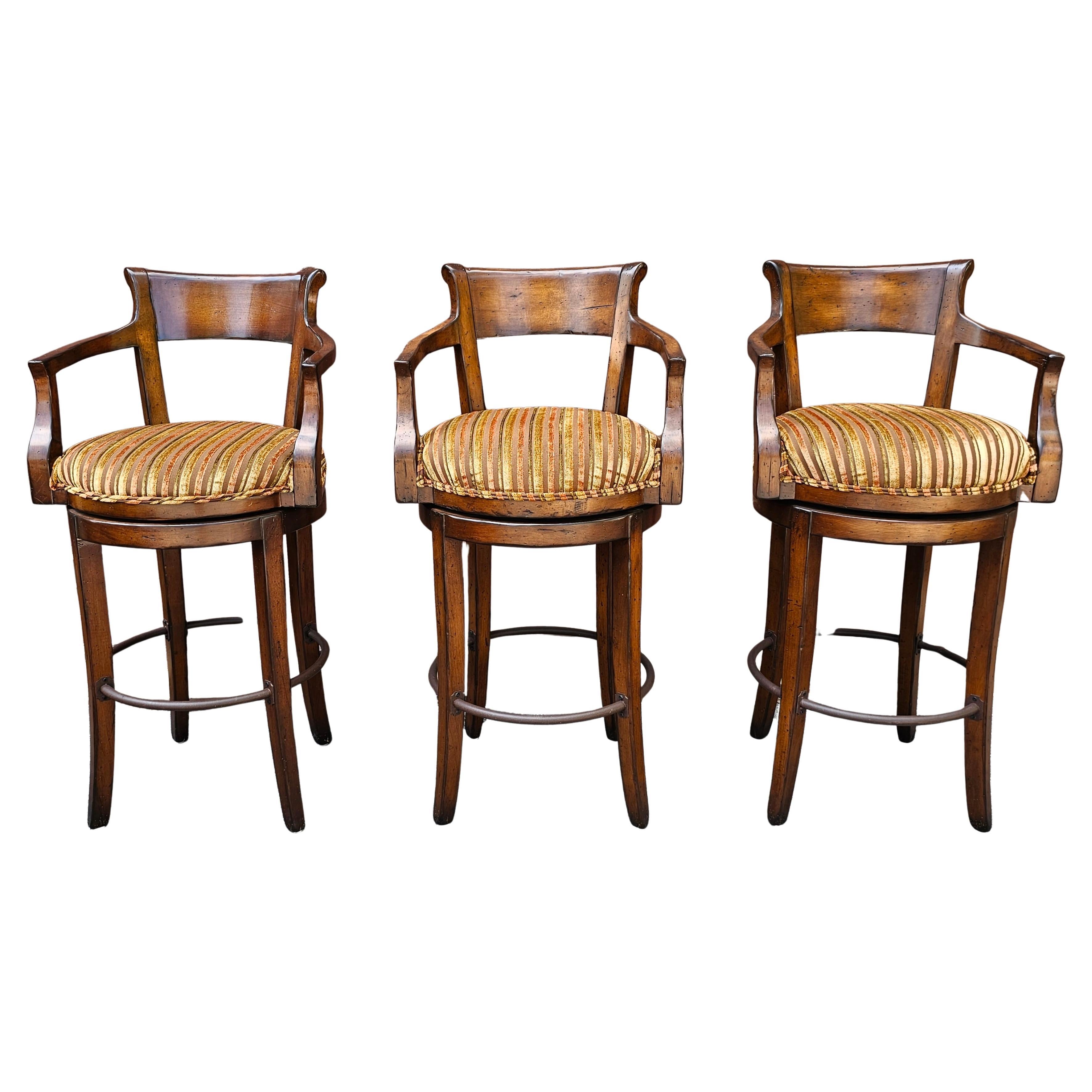 Satz von vier Century Furniture Fruitwood gepolsterten Barhockern mit Drehfunktion (Postmoderne) im Angebot