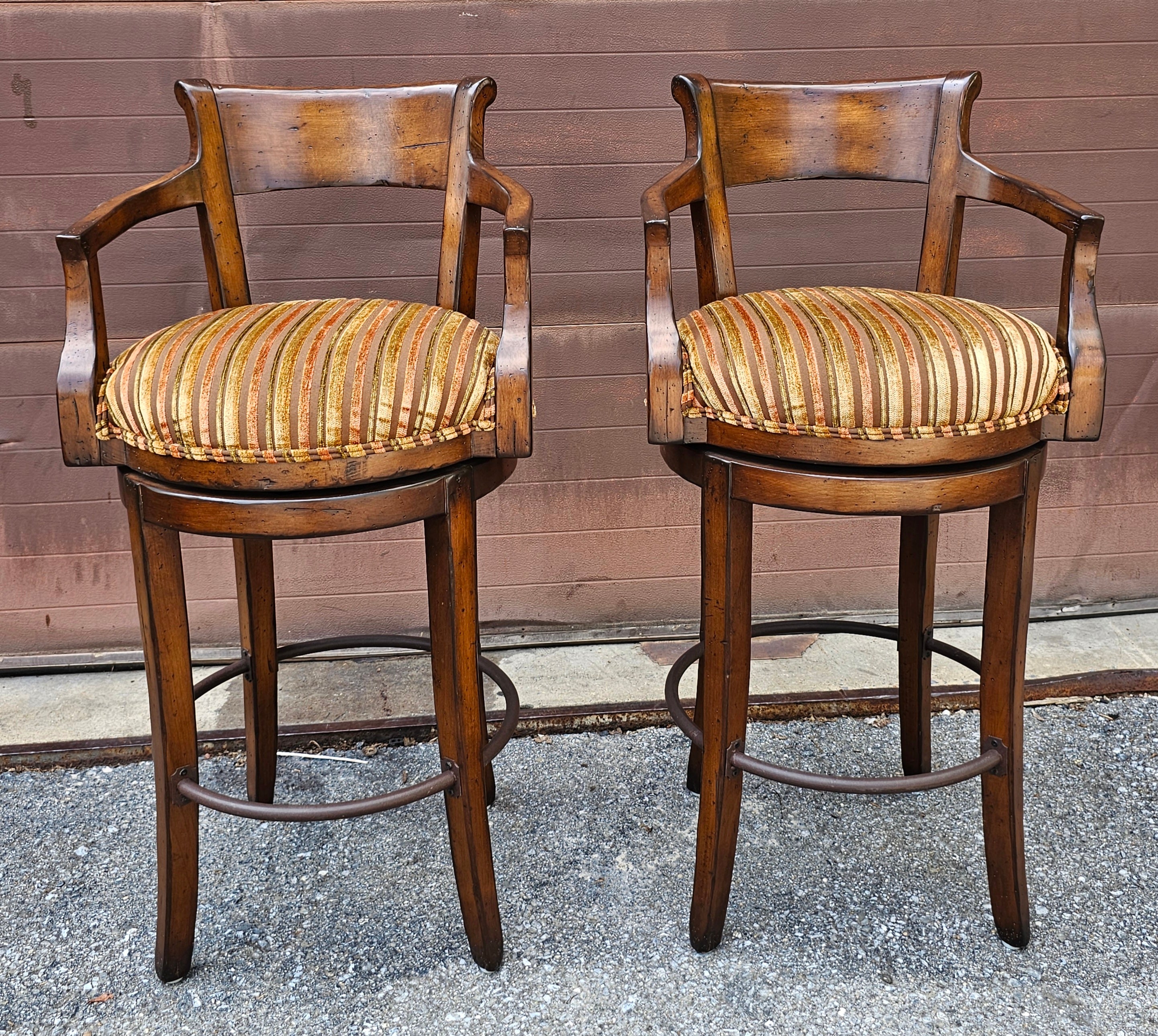 Satz von vier Century Furniture Fruitwood gepolsterten Barhockern mit Drehfunktion (amerikanisch) im Angebot