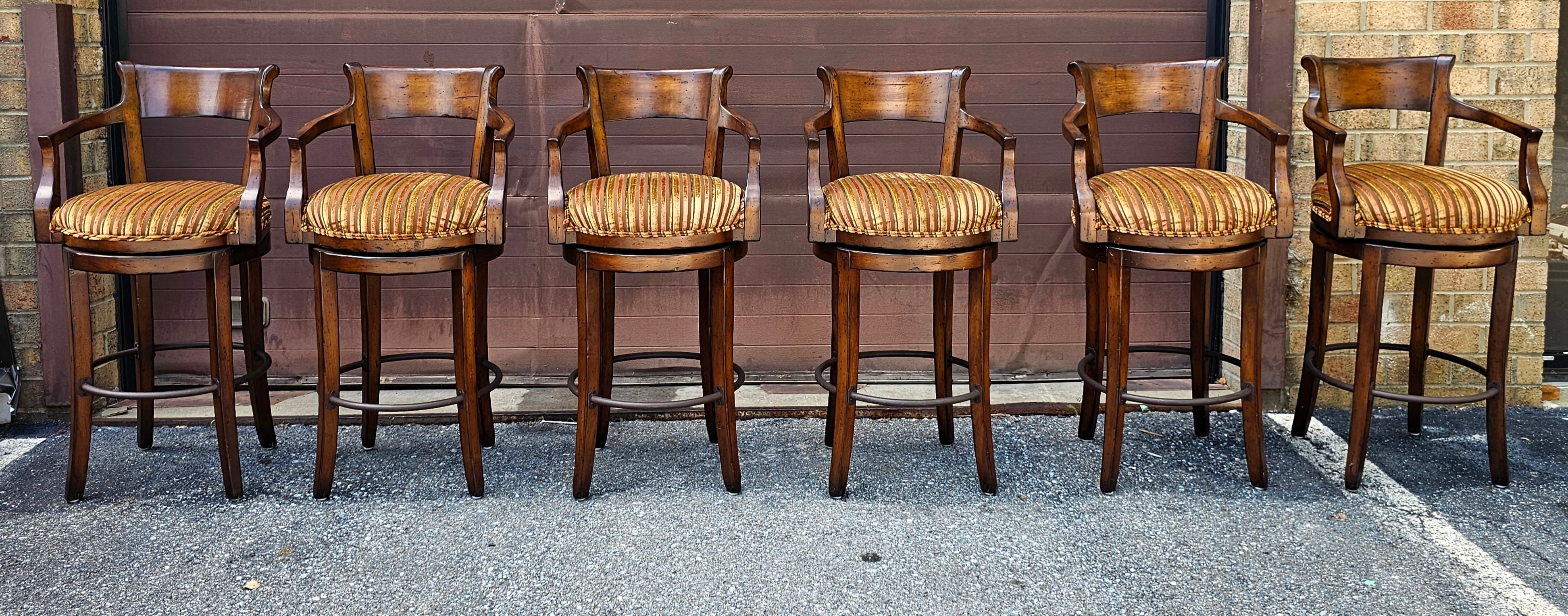 Satz von vier Century Furniture Fruitwood gepolsterten Barhockern mit Drehfunktion (Gebeizt) im Angebot