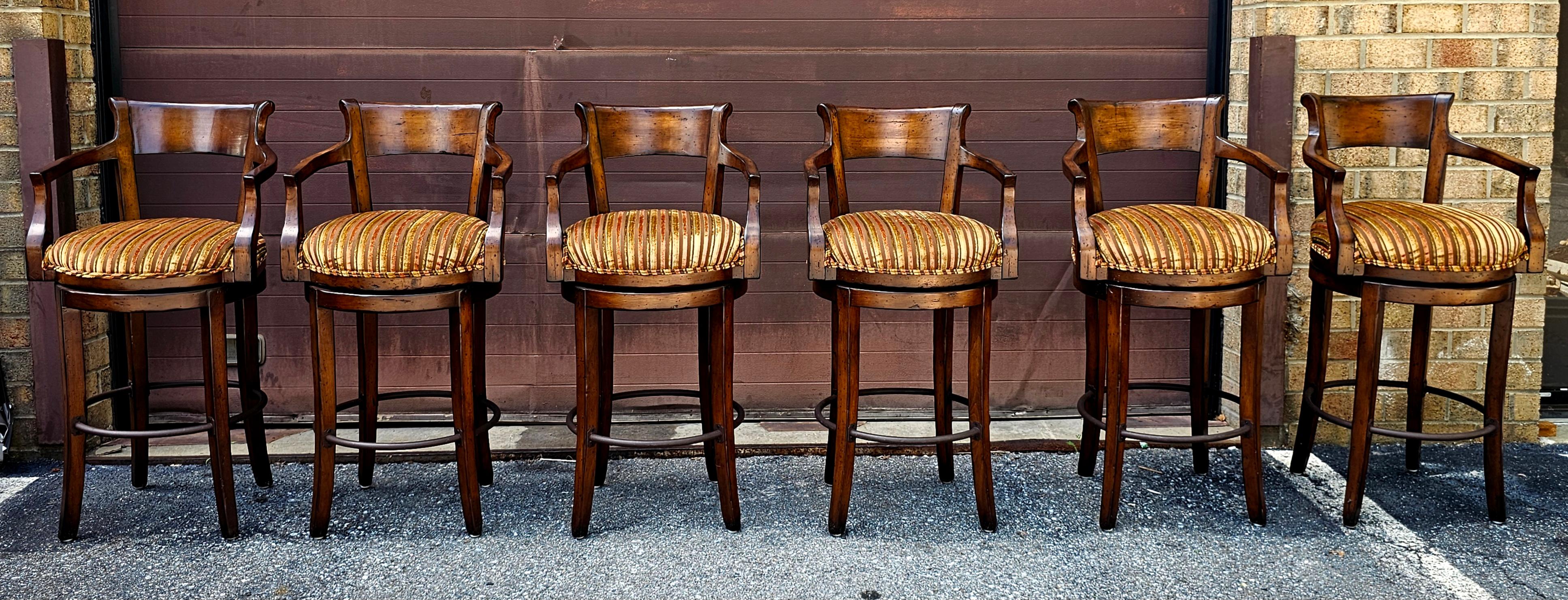 Satz von vier Century Furniture Fruitwood gepolsterten Barhockern mit Drehfunktion im Zustand „Hervorragend“ im Angebot in Germantown, MD