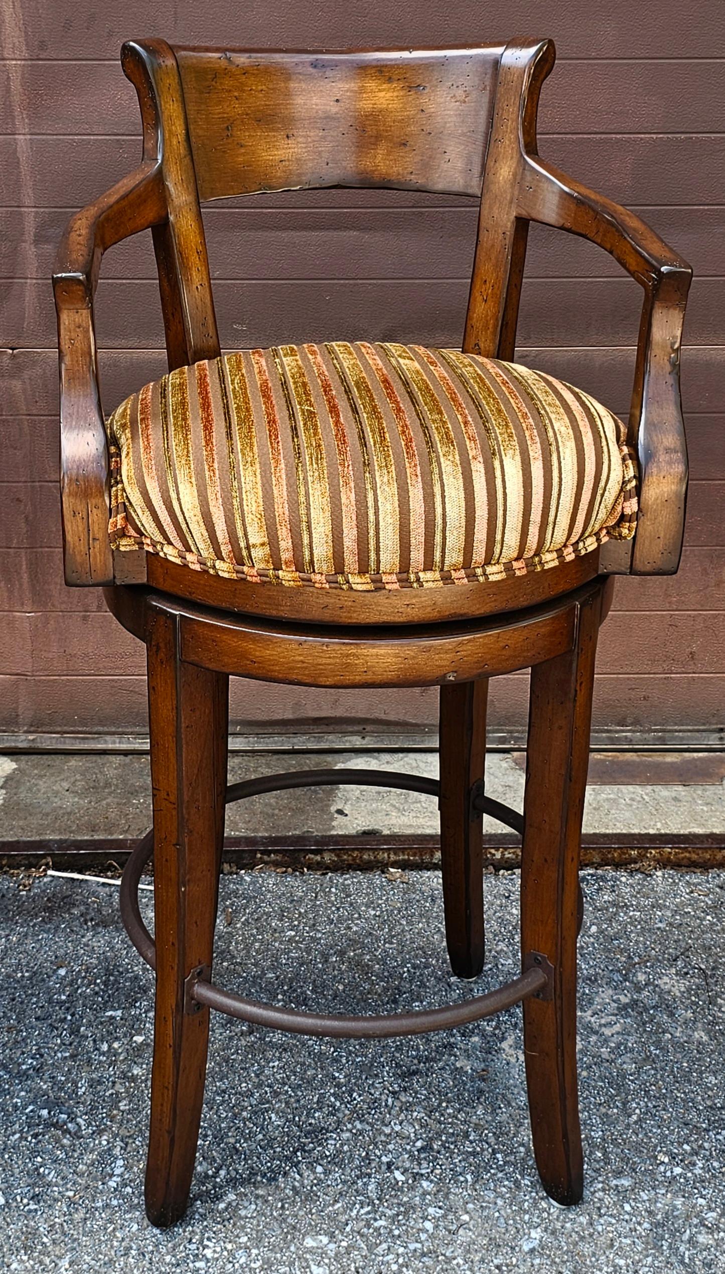 Satz von vier Century Furniture Fruitwood gepolsterten Barhockern mit Drehfunktion (21. Jahrhundert und zeitgenössisch) im Angebot