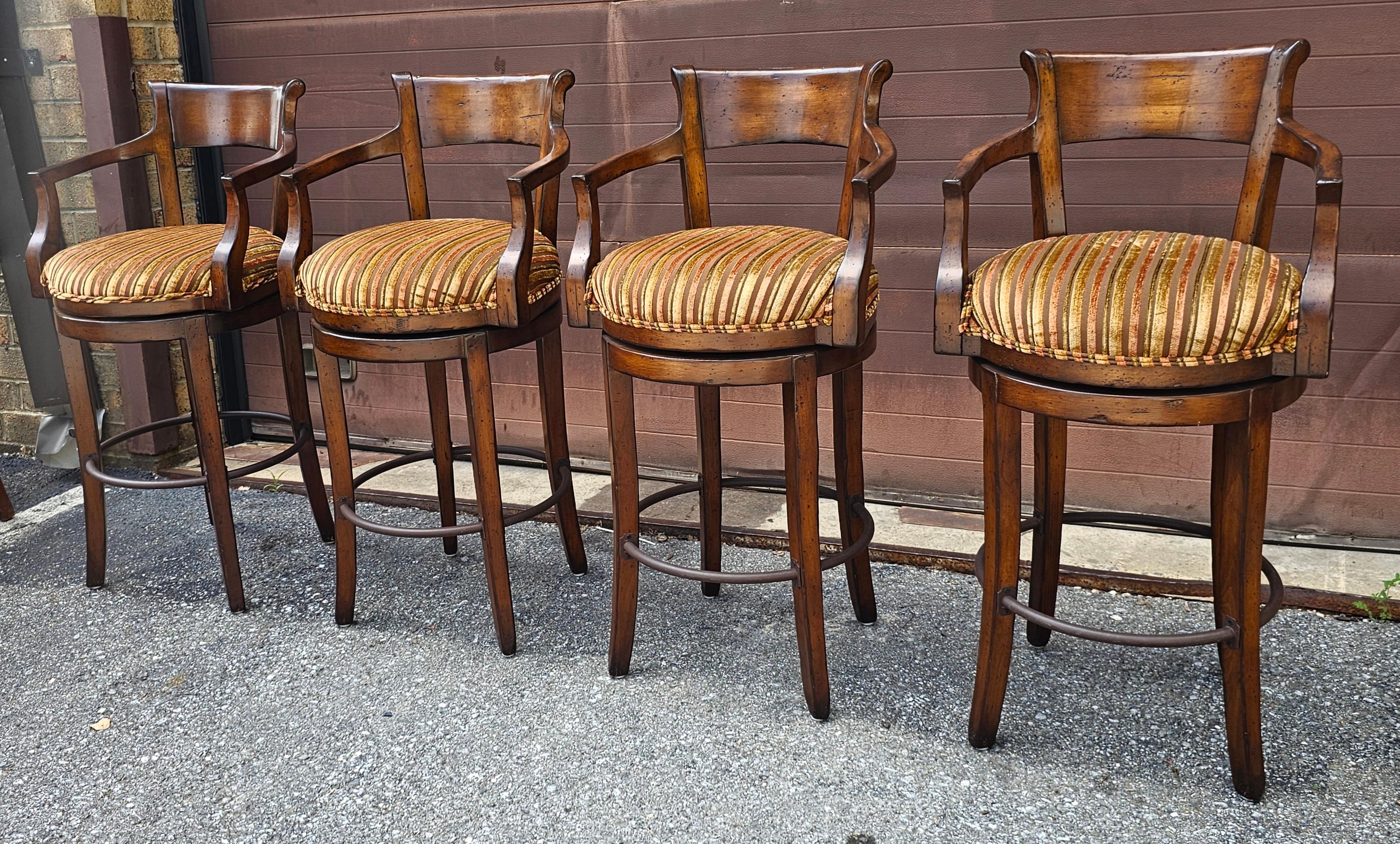 Satz von vier Century Furniture Fruitwood gepolsterten Barhockern mit Drehfunktion (Polster) im Angebot