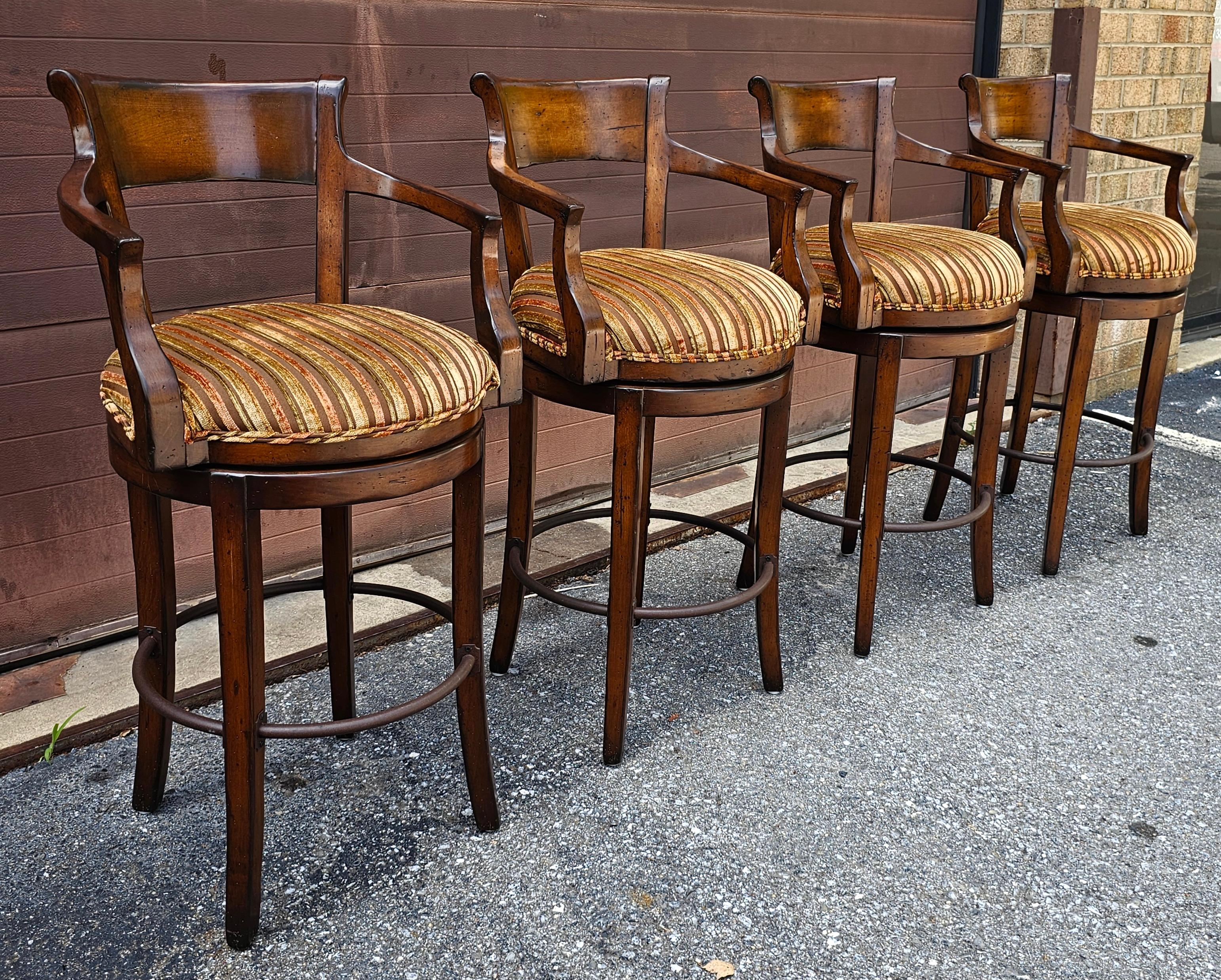 Satz von vier Century Furniture Fruitwood gepolsterten Barhockern mit Drehfunktion im Angebot 1