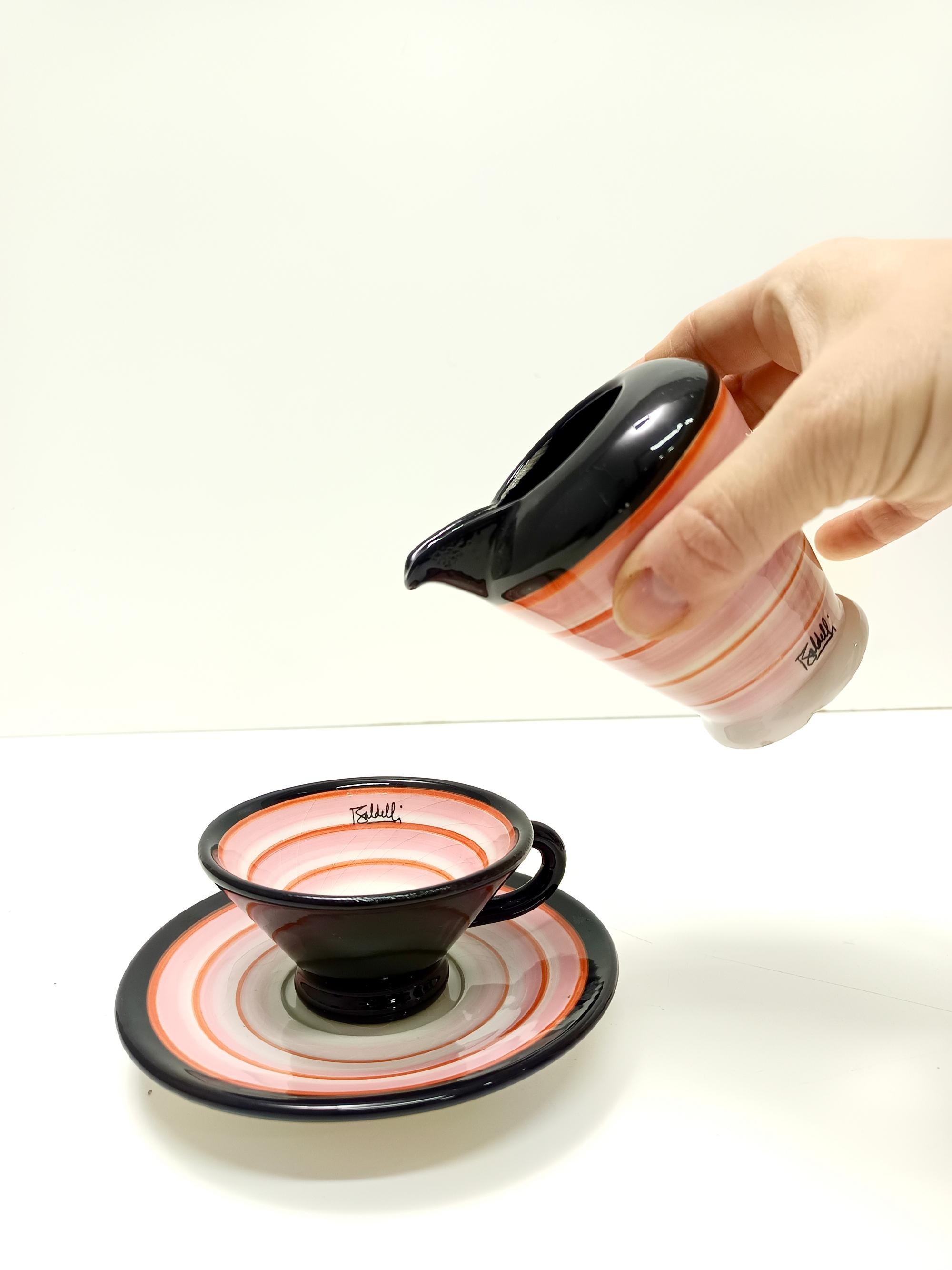 Fabricado en Italia, años 80.
Este conjunto se diseñó en estilo futurista y es de cerámica esmaltada a mano.
Son de época, por lo que pueden presentar ligeras huellas de uso, pero pueden considerarse en excelente estado original.

Medidas: 
Diámetro