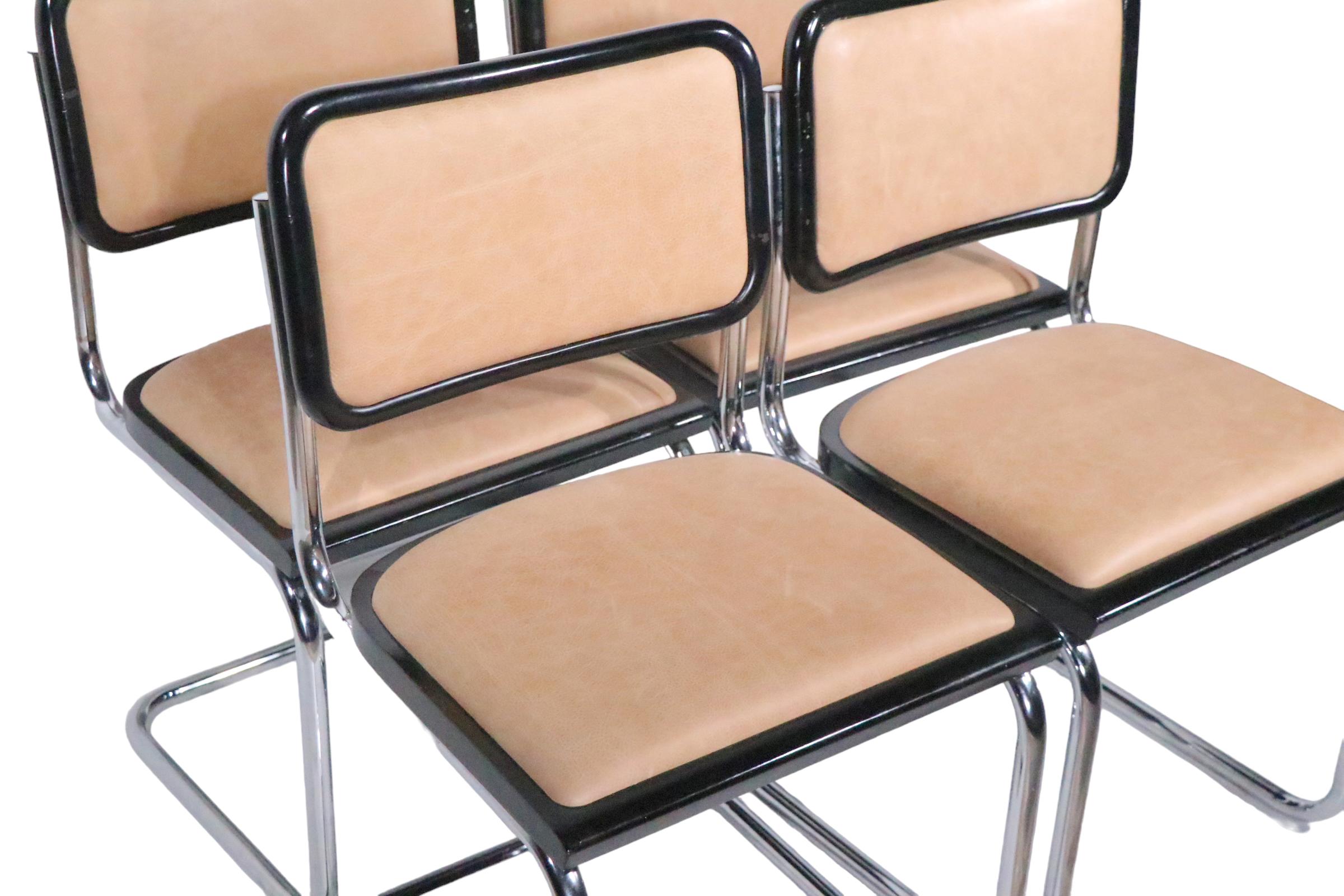 Bauhaus Ensemble de quatre chaises Cesca fabriquées en Italie et conçues par Breuer vers 1970 en vente