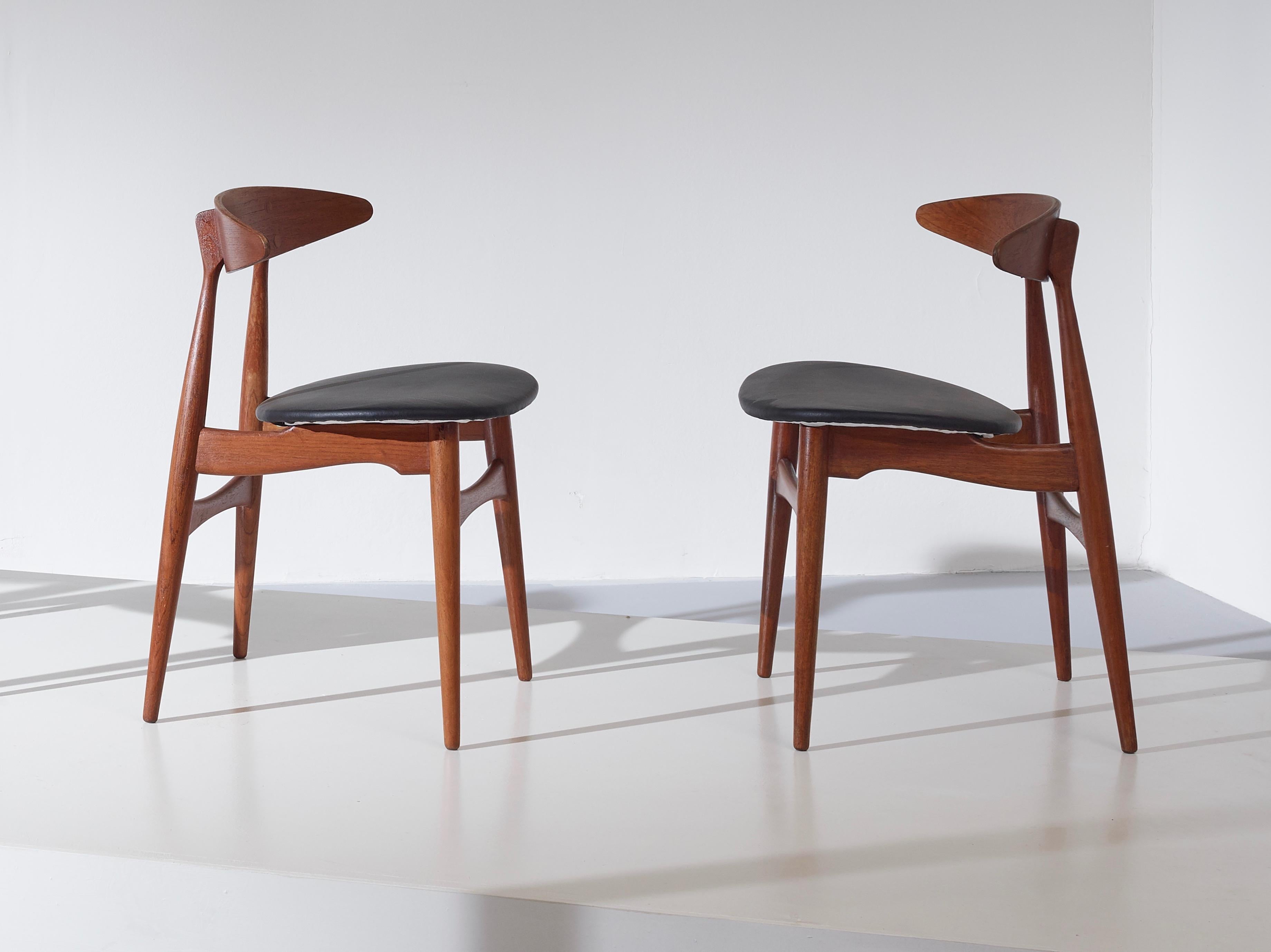 Mid-20th Century Set of Four CH33 in Oak and Black Leather, Hans J. Wegner for Carl Hansen & Son