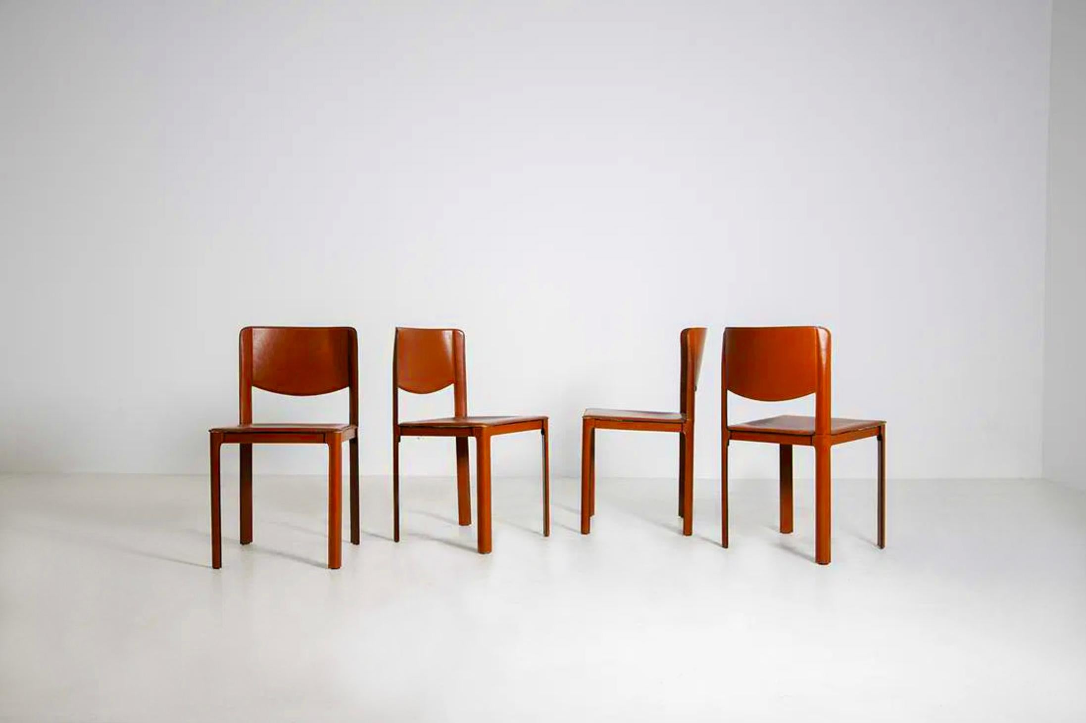 Audaz, escultural y elegante atemporal. Este juego de cuatro sillas de comedor 