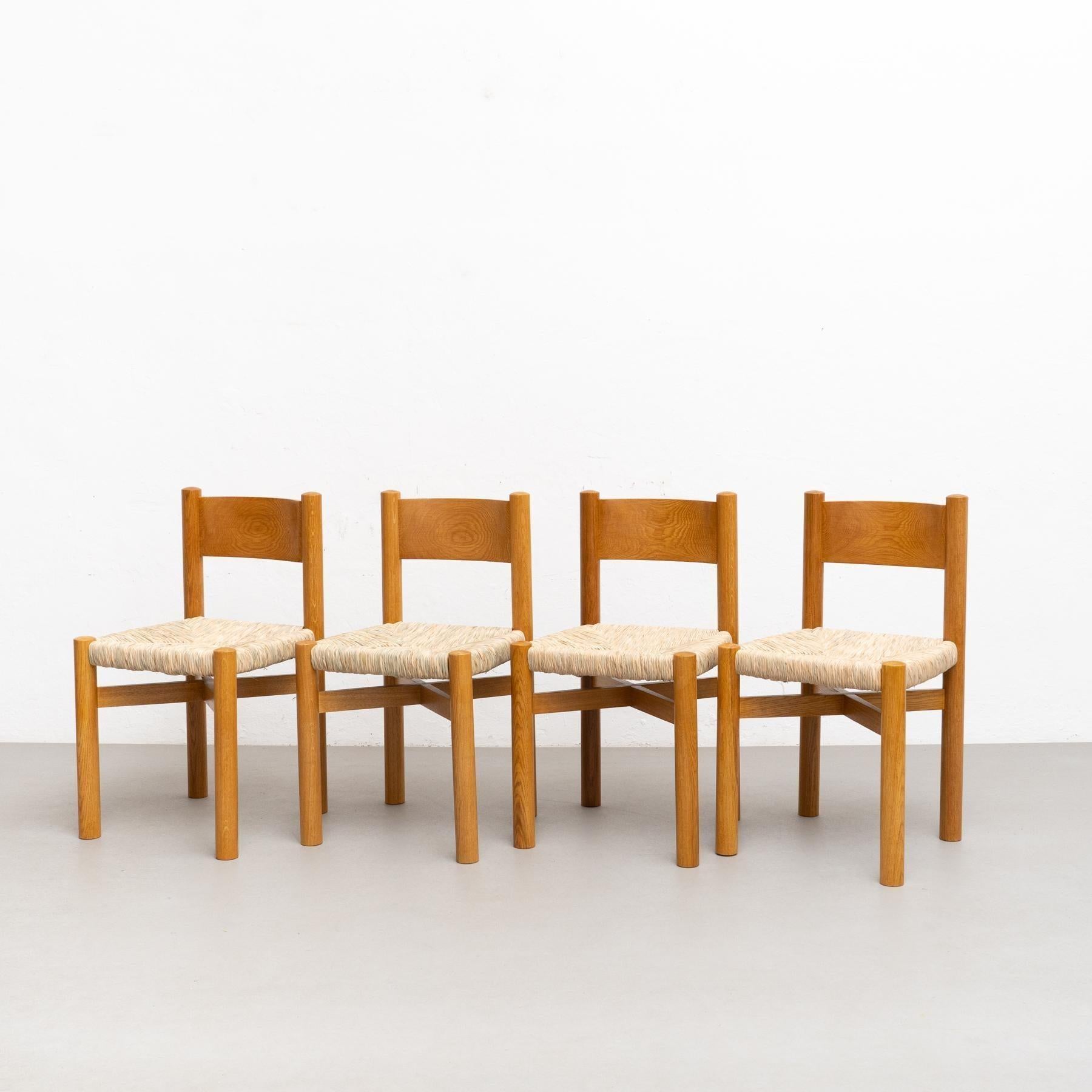 Mid-Century Modern Ensemble de quatre chaises d'après Charlotte Perriand - Circa 1980. en vente