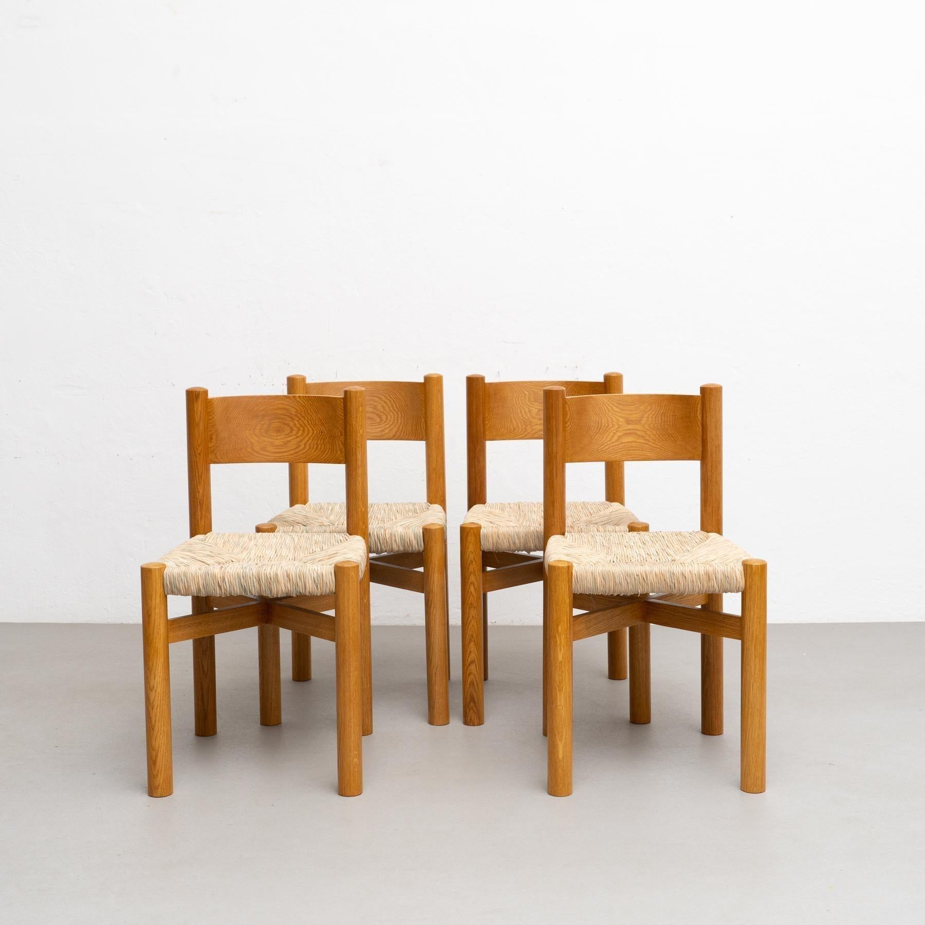 Espagnol Ensemble de quatre chaises d'après Charlotte Perriand - Circa 1980. en vente