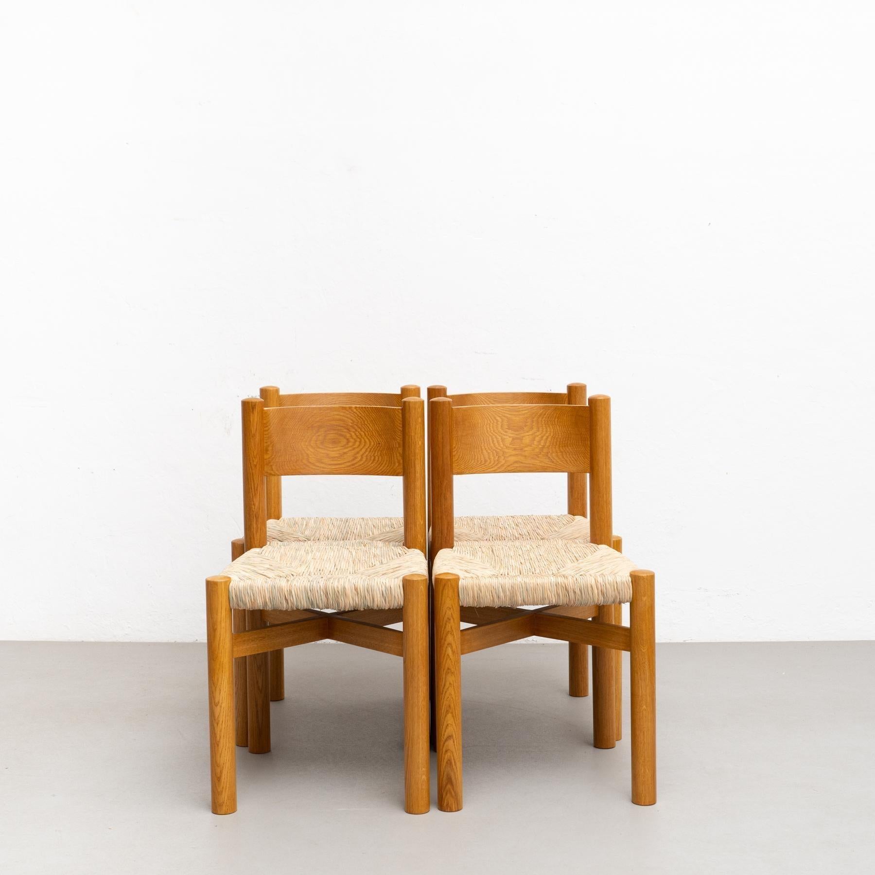 Fin du 20e siècle Ensemble de quatre chaises d'après Charlotte Perriand - Circa 1980. en vente