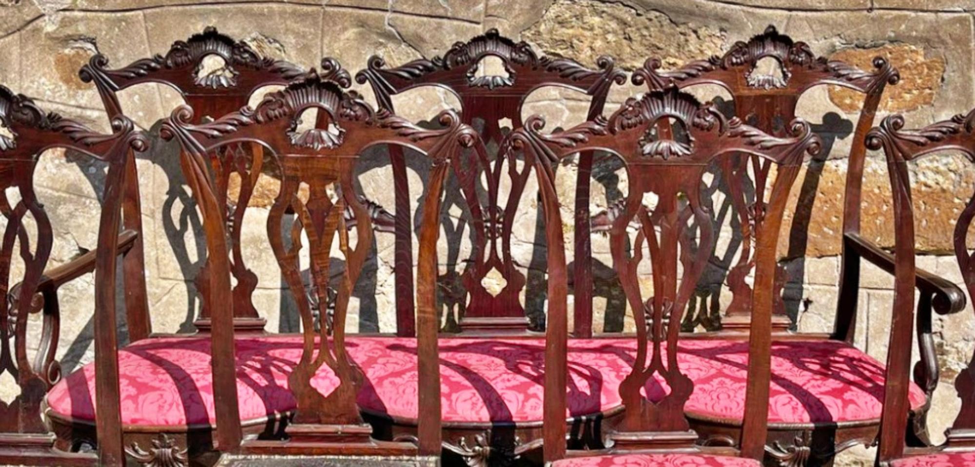 Set of four chair and D. JOÃO V CANAPÉ.

Portuguese, 18th century.
in brown wood.
Open backs, upholstered seats and curved legs ending in claw and ball.
Two chair with seats and leather with nailing.
small defects.
Dim.: (chairs) 115 x 56 x