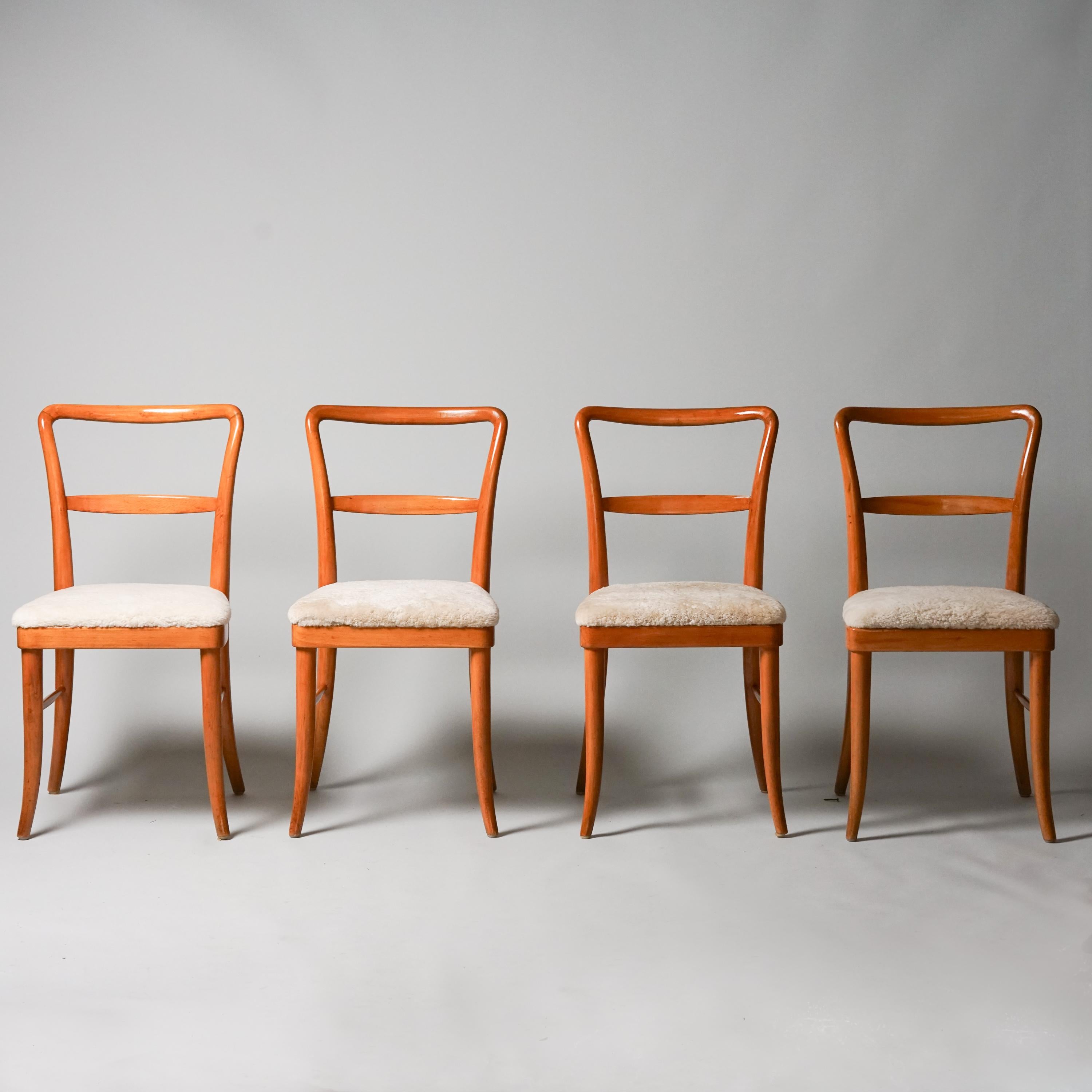 Satz von vier wunderschönen Stühlen, entworfen von Arttu Brummer für die Universität Helsinki. Restauriertes Buchengestell mit gepolsterten Schafsledersitzen. Toller Vintage-Zustand, Patina im Einklang mit Alter und Gebrauch. Die Stühle werden als