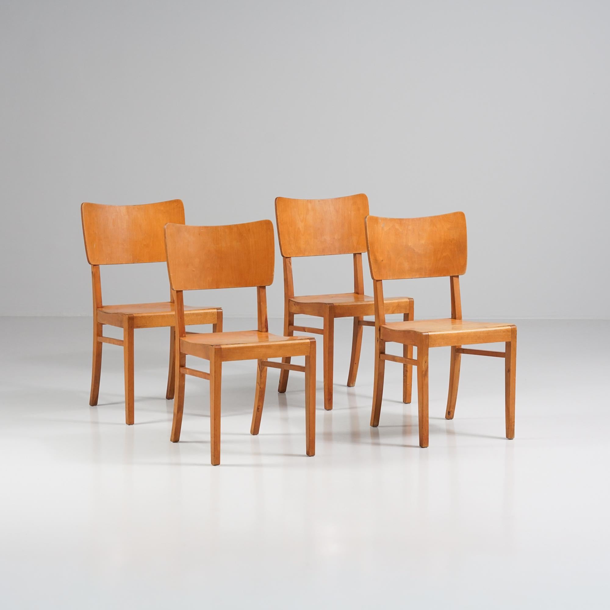 Satz von vier Stühlen, zugeschrieben Huonekalutehdas Korhonen, Finnland, 1940er Jahre. Birke. Guter Vintage-Zustand, Patina im Einklang mit Alter und Gebrauch. Die Stühle werden zusammen als Set verkauft. 