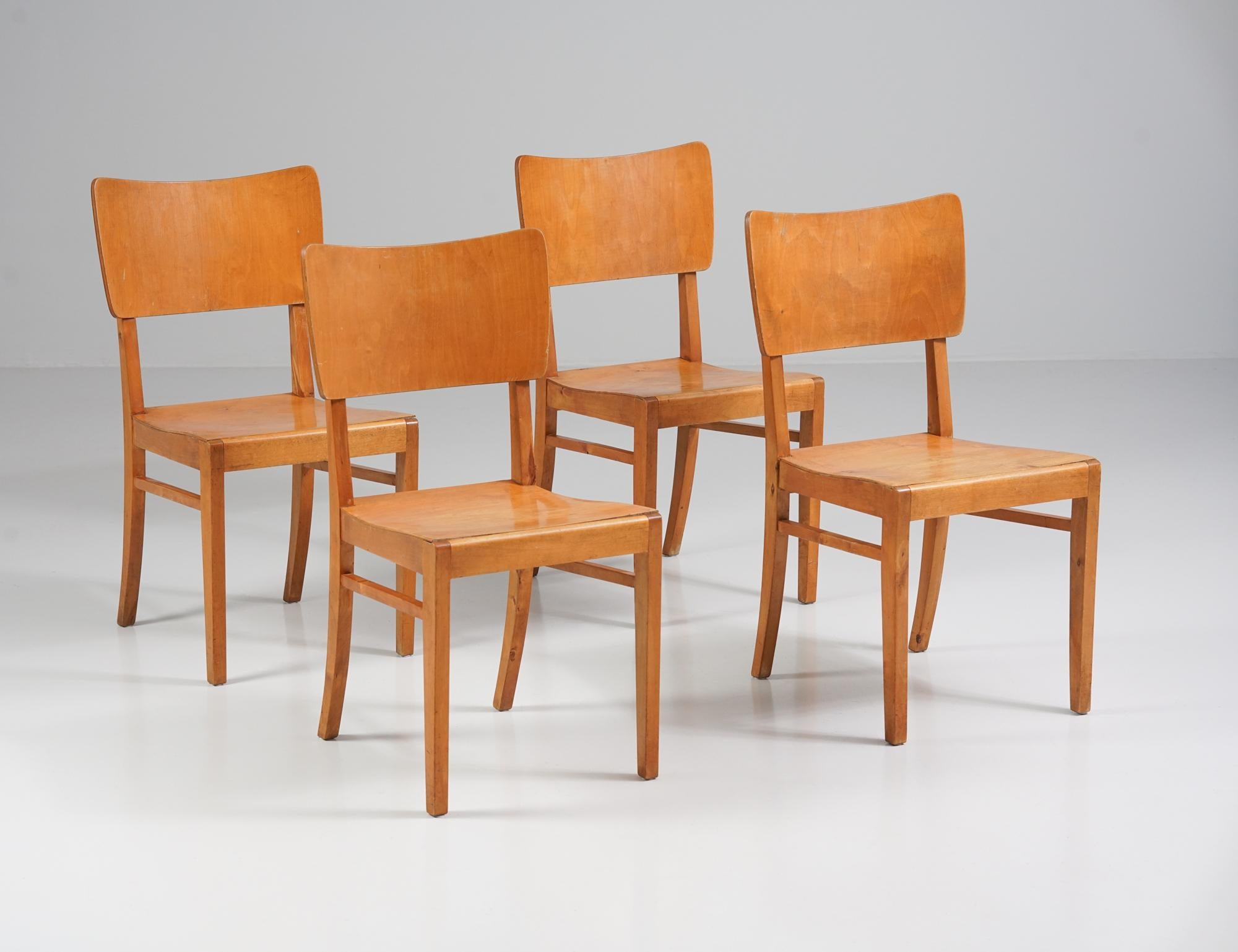 Satz von vier Stühlen, Attrb. Huonekalutehdas Korhonen, Finnland, 1940er Jahre (Skandinavische Moderne) im Angebot