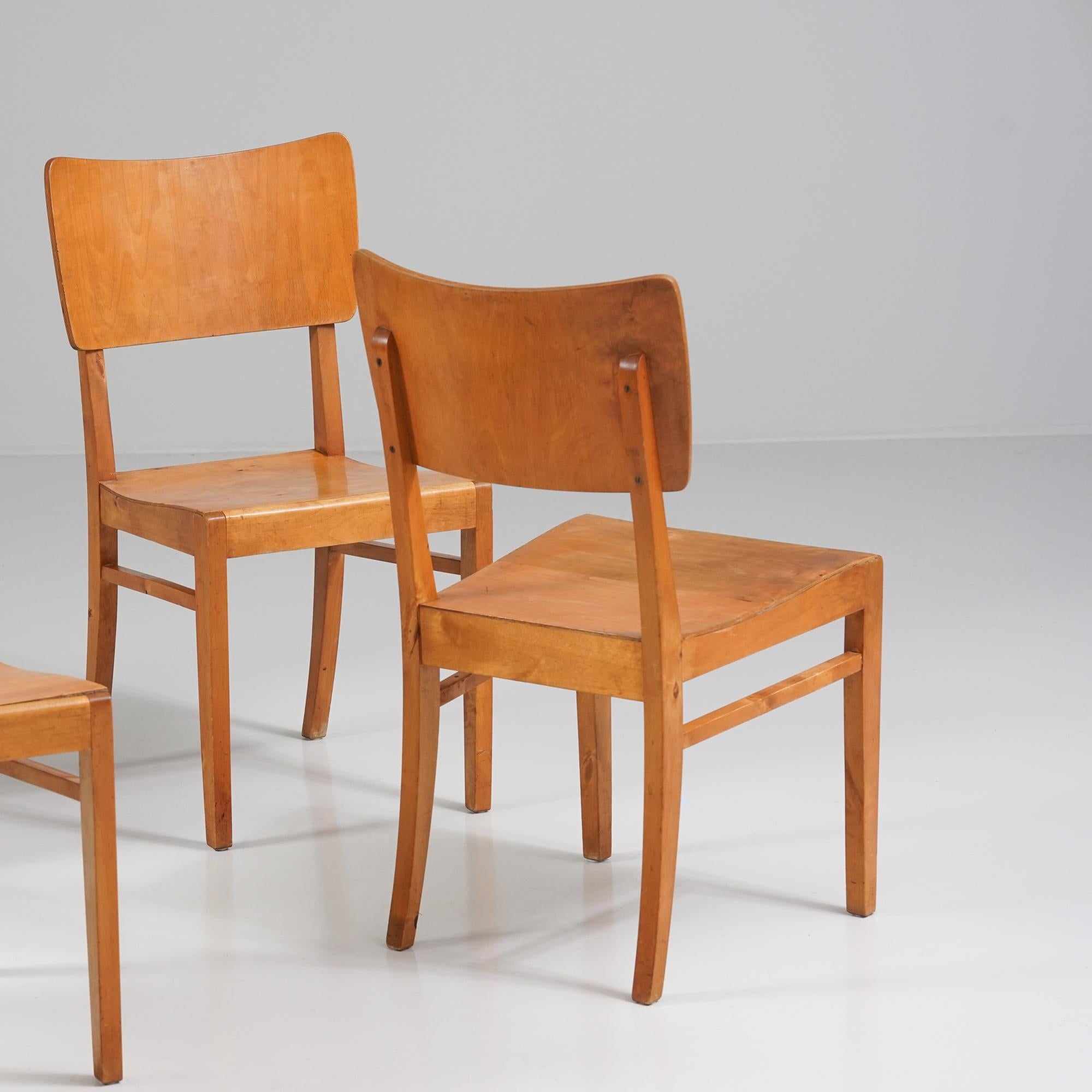 Satz von vier Stühlen, Attrb. Huonekalutehdas Korhonen, Finnland, 1940er Jahre (Mitte des 20. Jahrhunderts) im Angebot