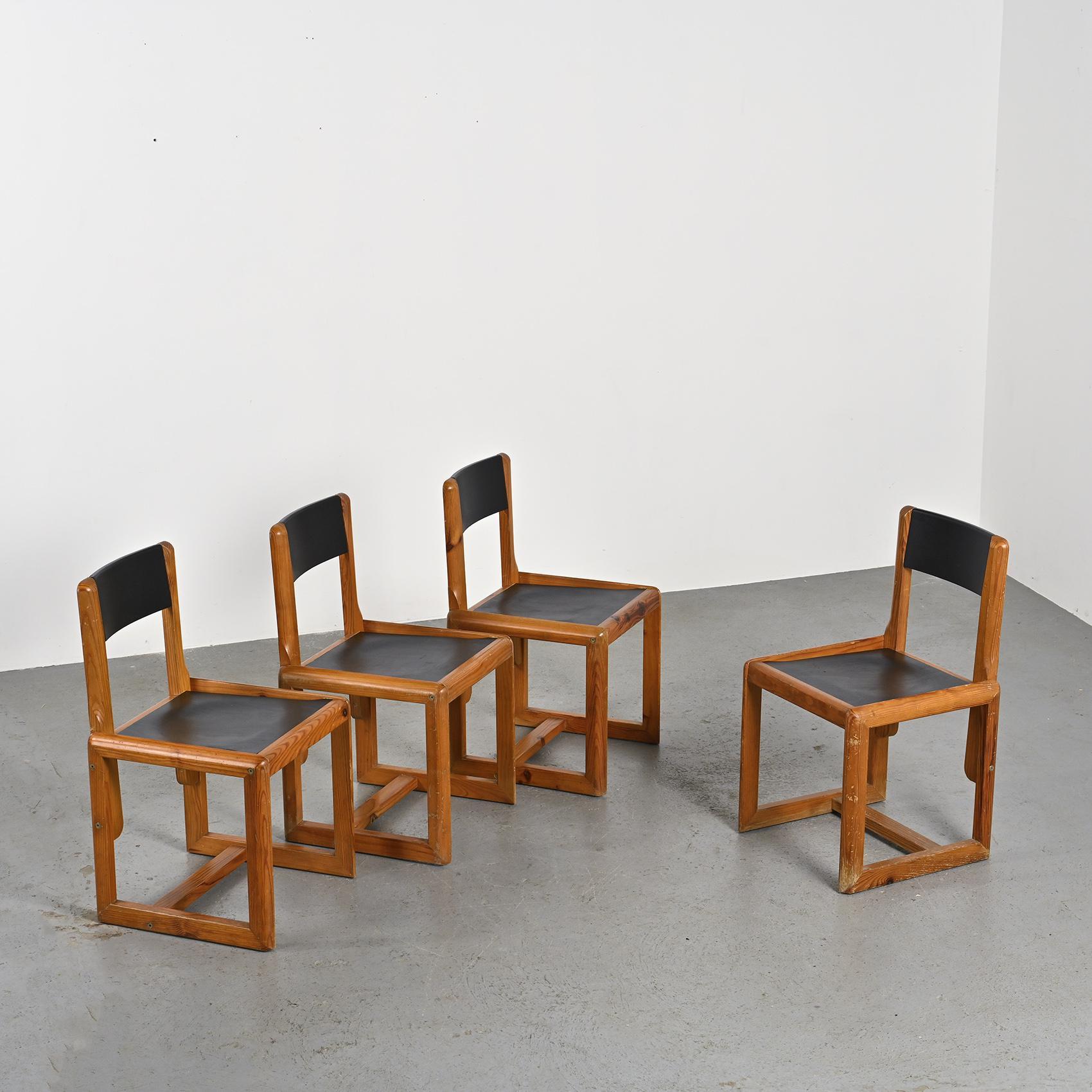 Raro set di quattro sedie dell'ebanista e designer lionese André Sornay.

Montanti in pino massiccio assemblati da barre filettate, un sistema brevettato dallo stesso Sornay, con seduta e schienale in legno laccato grigio antracite.

I sedili e lo