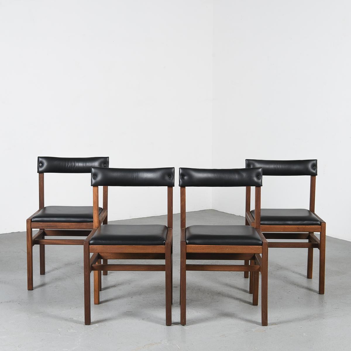 Set of 4 chairs by the cabinetmaker and designer from Lyon André Sornay, inventor of numerous patented systems, in particular the mounting with rods, of which these chairs are a fine example.

The solid wood structure accommodates the seat and