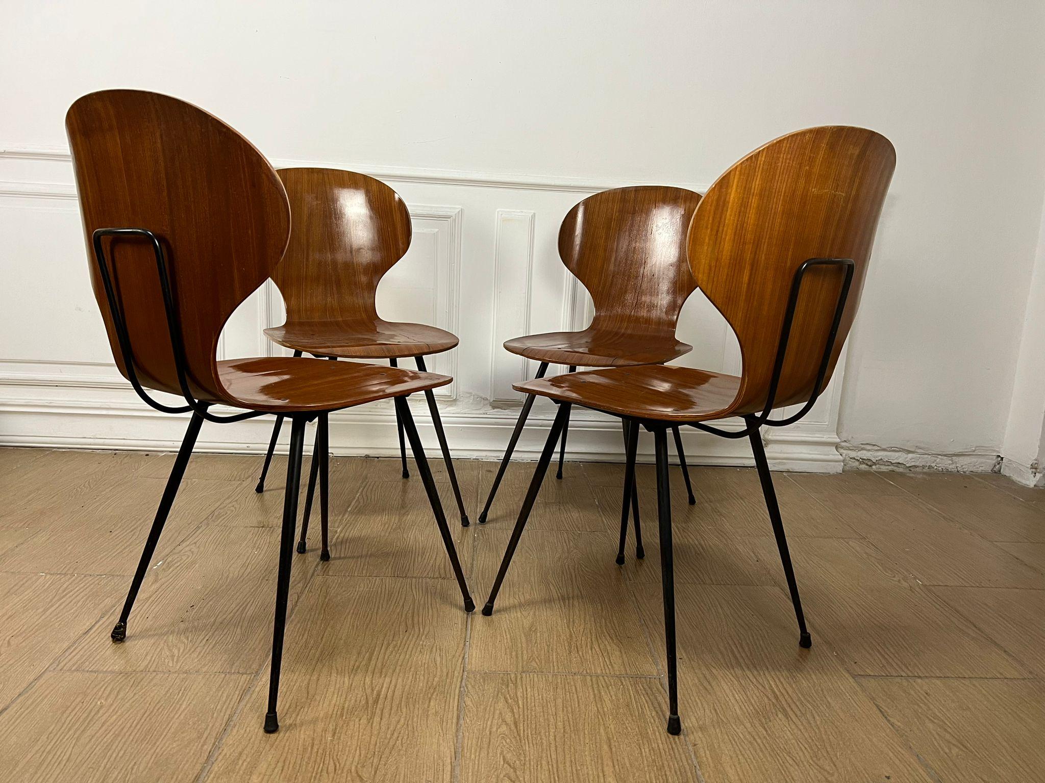 Set of four midcentury Lulli Chairs by Carlo Ratti for Industria Legni Curvati Lissone made in Italy in the 1970s.
Shell in curved plywood, veneered in teak, and particular legs in black painted iron. The chair was designed by Carlo Ratti in