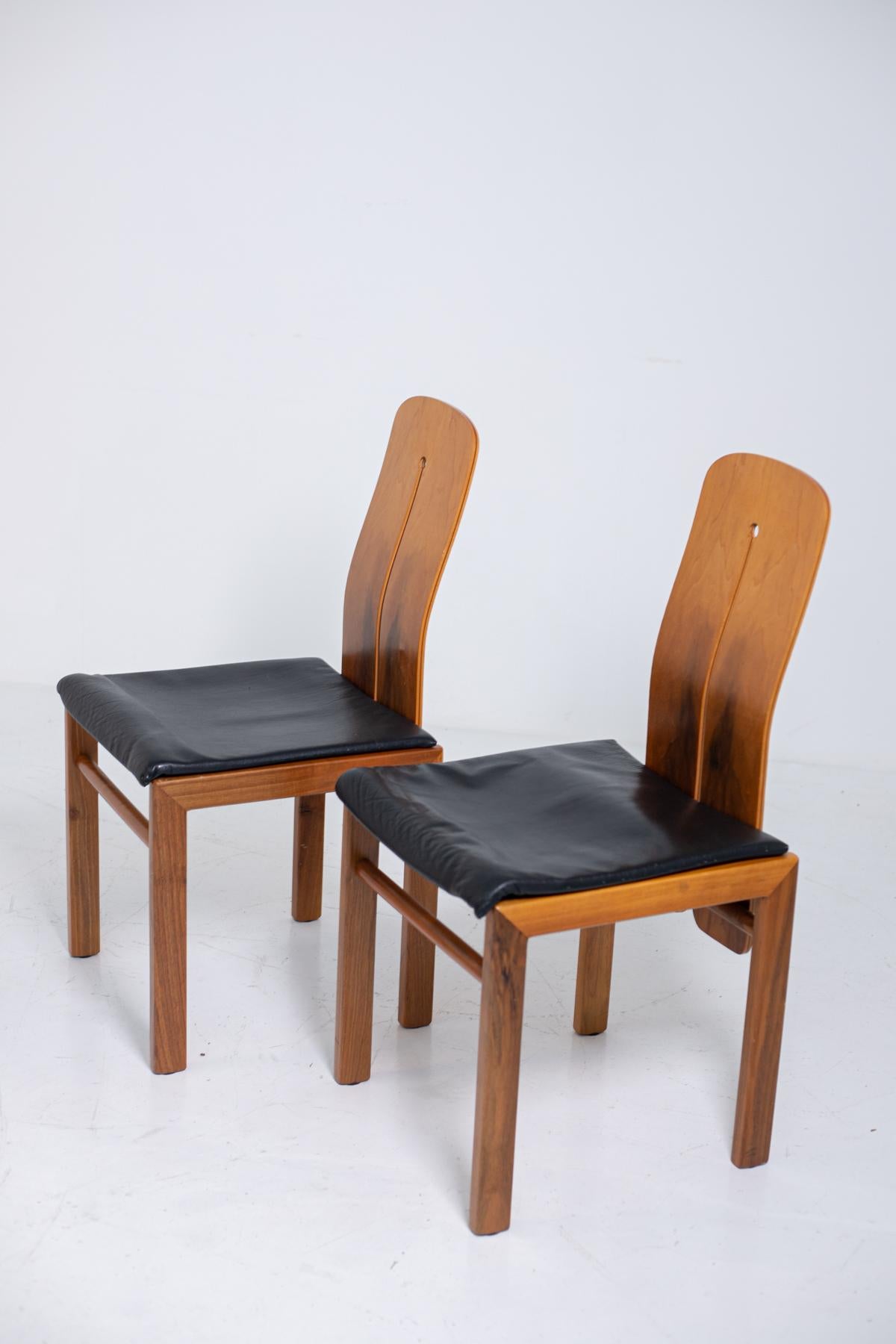 Elegant set of four chairs by Carlo Scarpa from the 1960s.
The set is made of a beautiful wood with sculptural lines. In fact, the peculiarity of Carlo Scarpa chairs is its back made with a unique wooden shell of rectangular shape and fluid with a