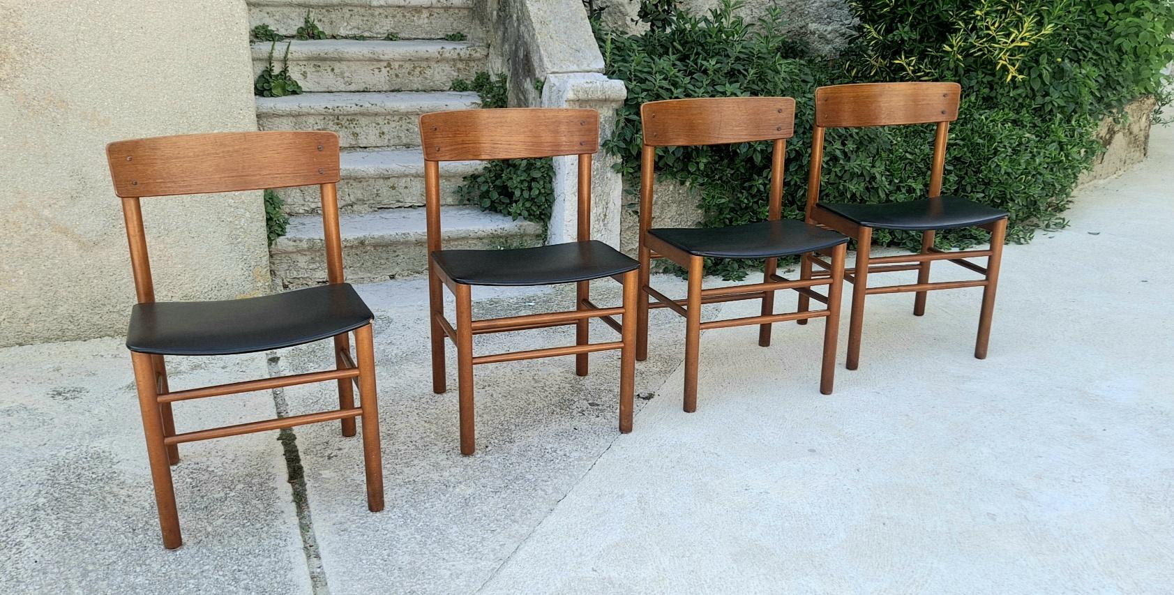 Ensemble danois de quatre chaises en chêne. Les chaises sont signées en bas.