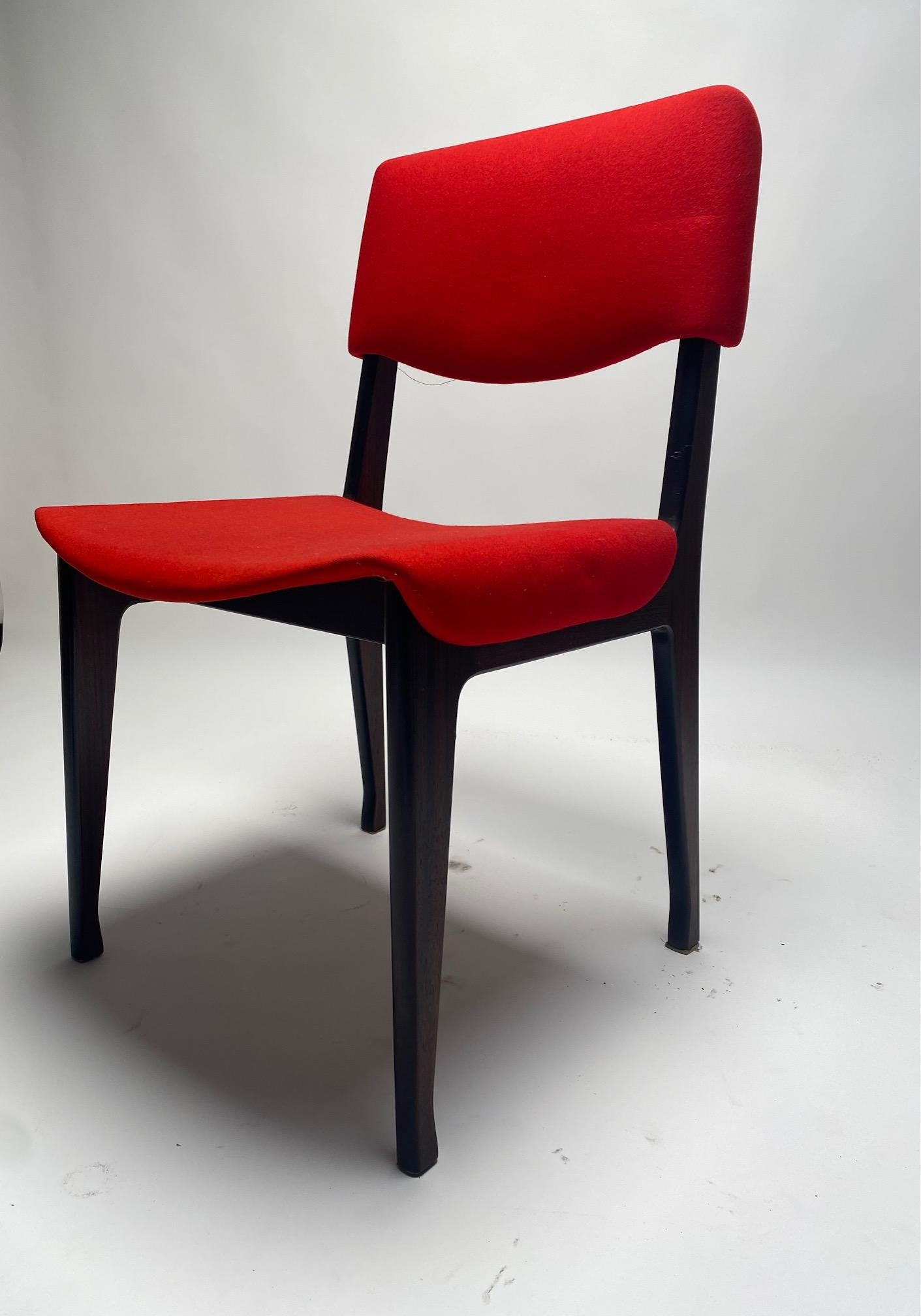 Satz von vier Stühlen von Ico Parisi für Mim, Italien, 1960er Jahre.

Vier Stühle mit Holzgestell und roten Stoffpolstern, entworfen von Ico Parisi für die Firma MIM in Rom. Ein eleganter und bequemer Stuhl von einem der bedeutendsten italienischen