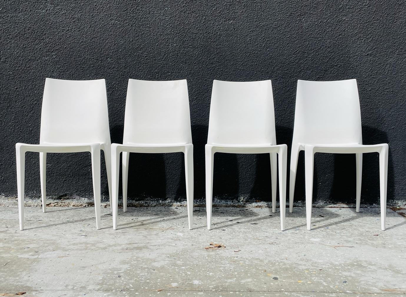 Satz von 4 armlosen Stühlen, entworfen in Italien von Mario Bellini und hergestellt in den USA von Heller.

Für diesen Stuhlentwurf erhielt der berühmte italienische Architekt und Designer Mario Bellini im Jahr 2001 seinen achten Compasso d'Oro.