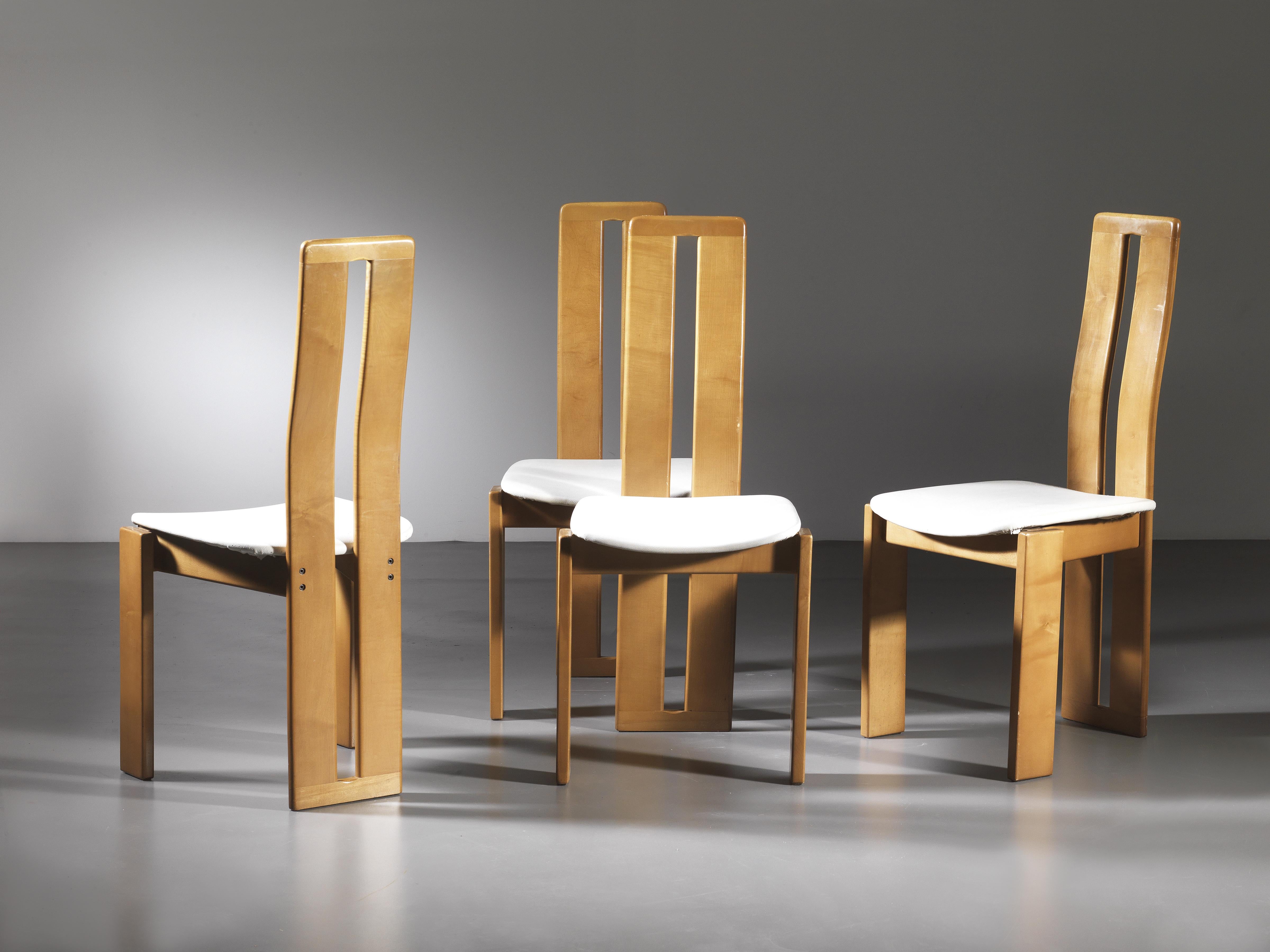 Ensemble de quatre chaises par Mario Marenco, Mobil Girgi, Italie, 1970

Quatre chaises en bois massif au design des années 70, fabriquées par la célèbre société italienne Mobil Girgi.
Les chaises ont une structure en bois de hêtre massif et une