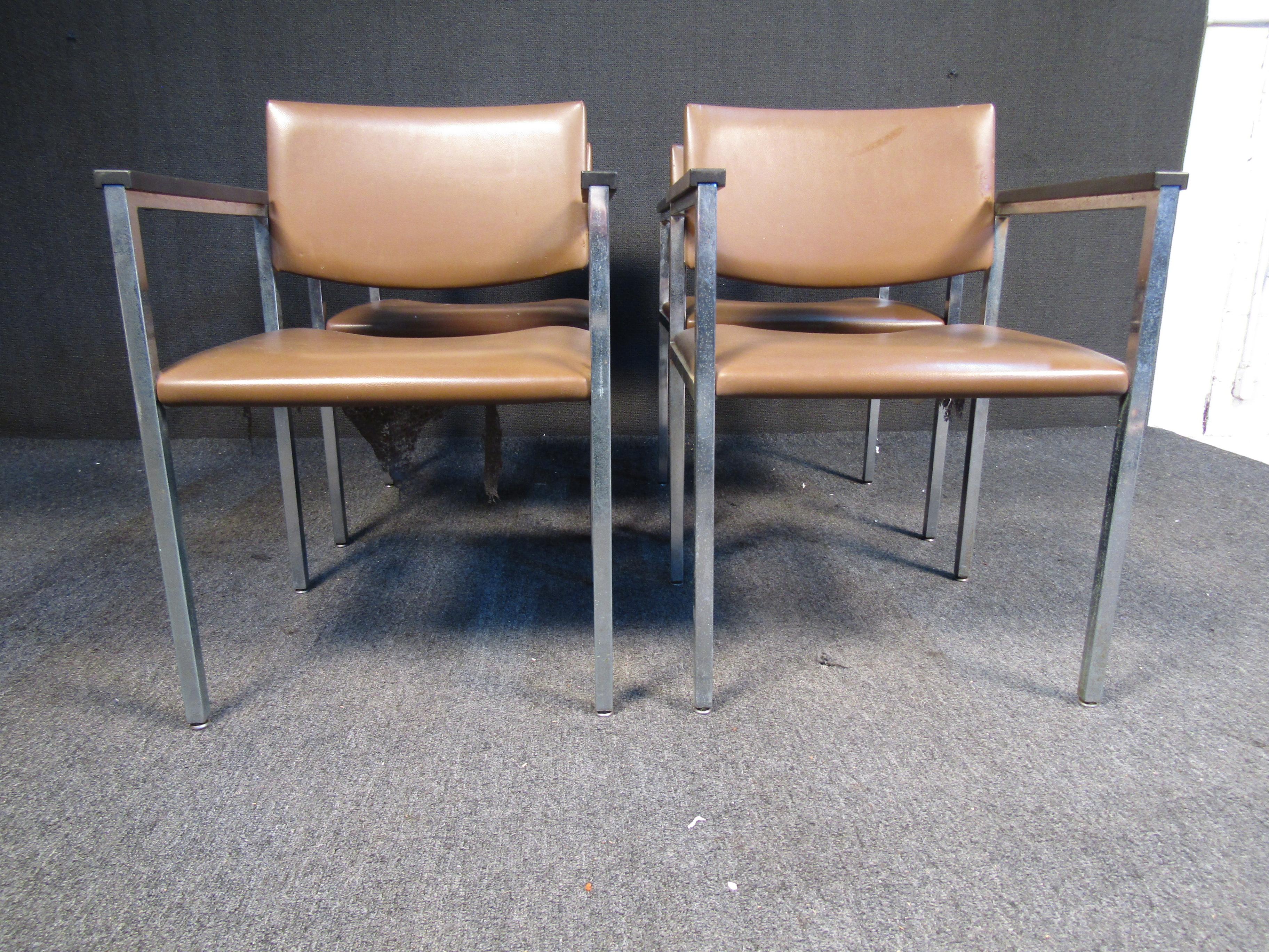 Industriel Ensemble de quatre chaises par Steelcase en vente