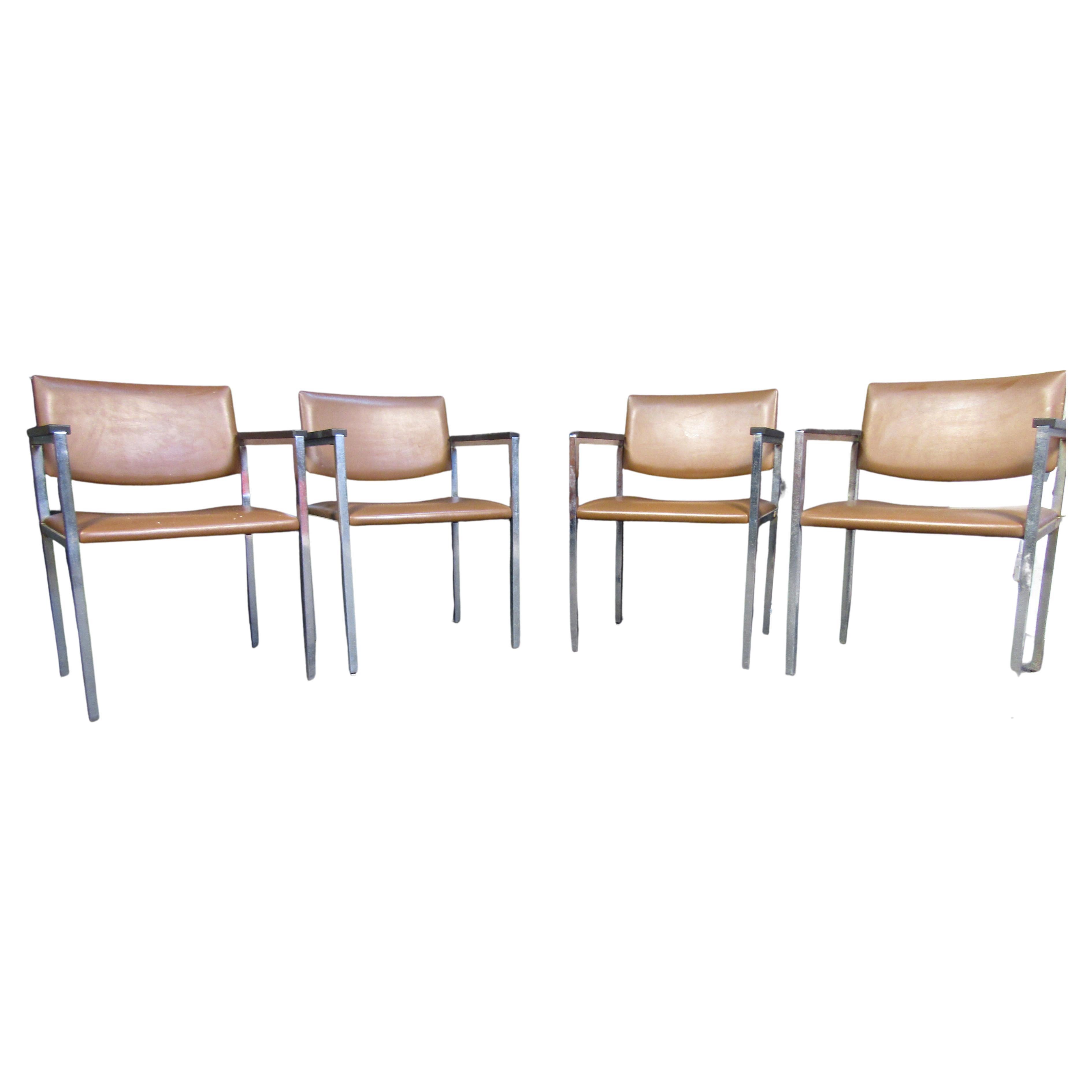Un design minimal composé d'un cadre chromé et de sièges en vinyle brun permet à ces chaises vintage de Steelcase d'être polyvalentes dans un grand nombre de contextes. Fabriquée aux États-Unis. Veuillez confirmer la localisation de l'article auprès