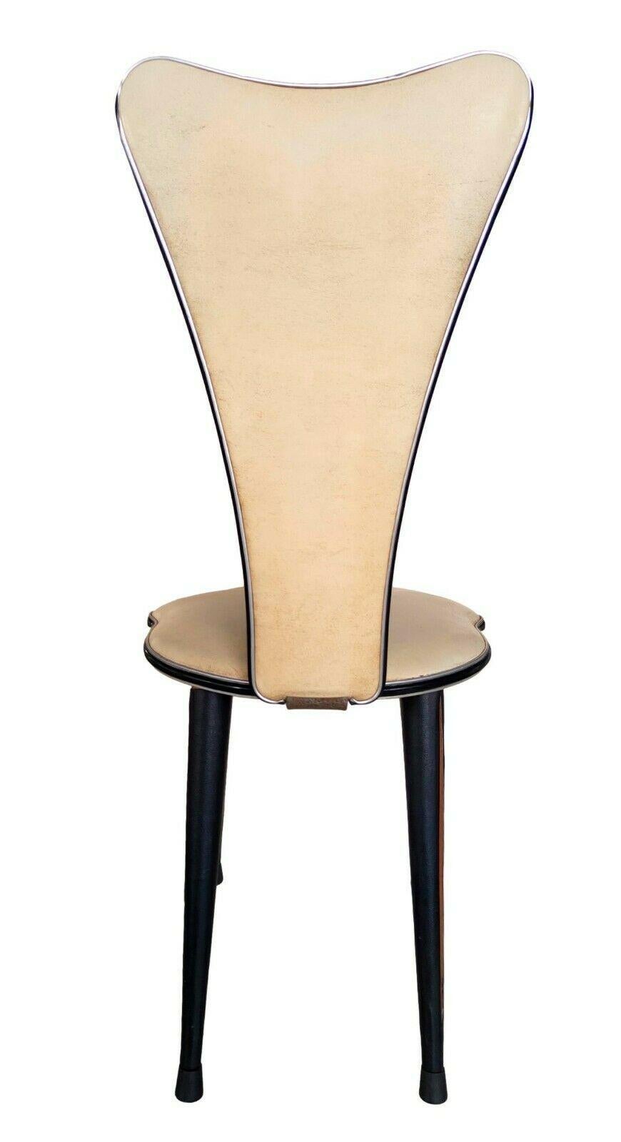 Ensemble de quatre chaises originales des années 60, production et design par umberto mascagni

structure en bois massif avec revêtement en éco-cuir couleur sable, finitions en aluminium, pieds en caoutchouc noir

Très bon état, comme indiqué