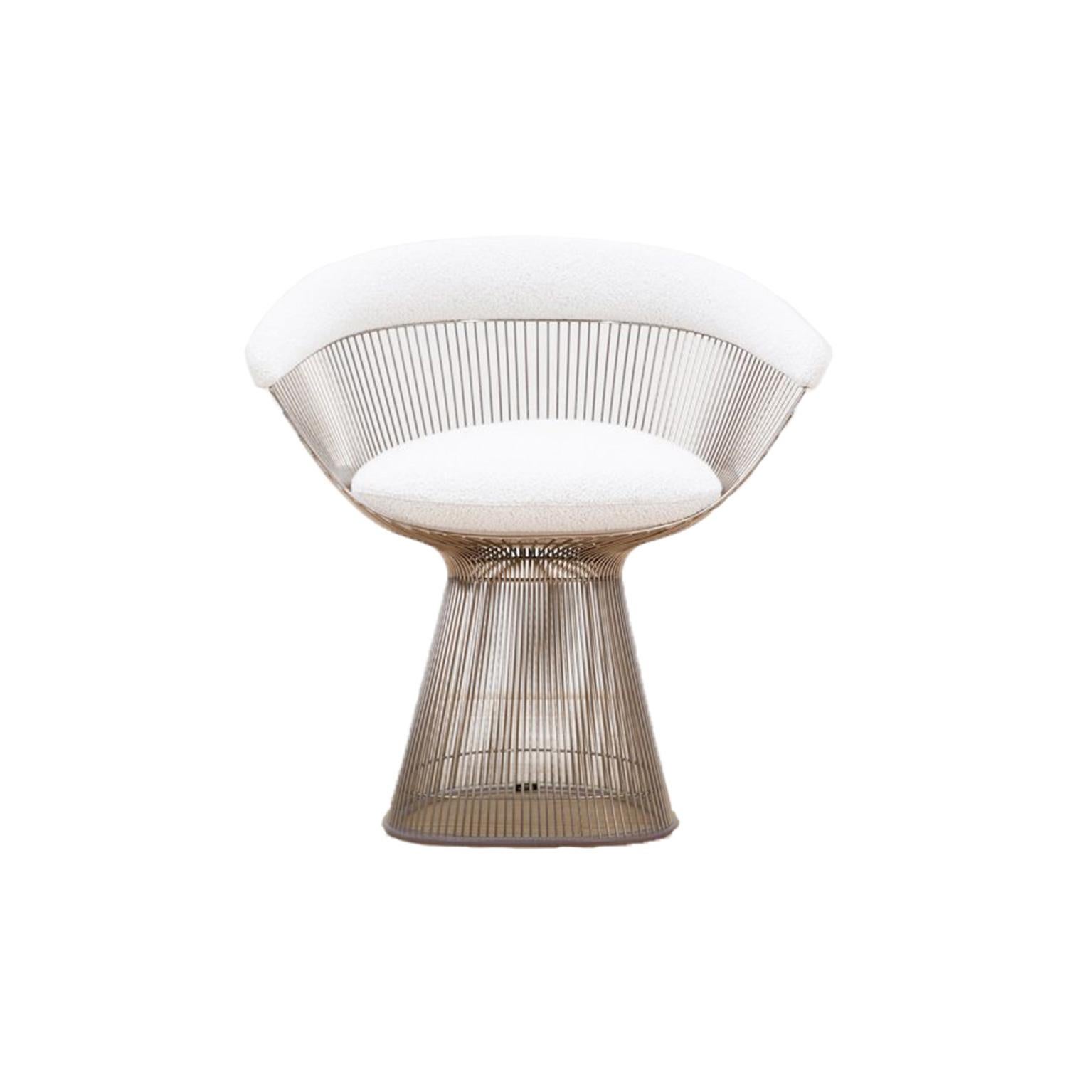 Juego de 4  Sillas diseñadas por Warren Platner entre 1968 y 1970, con estructura de acero cromado y tapicería de tela bouclé. Primera edición, producida por Knoll.

Warren Platner revolucionó el diseño estadounidense en la década de 1960 con su