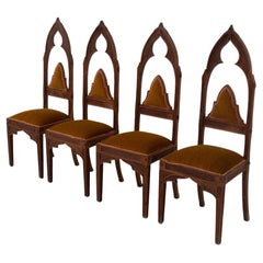 Ensemble de quatre chaises de style gothique vénitien en velours côtelé orange