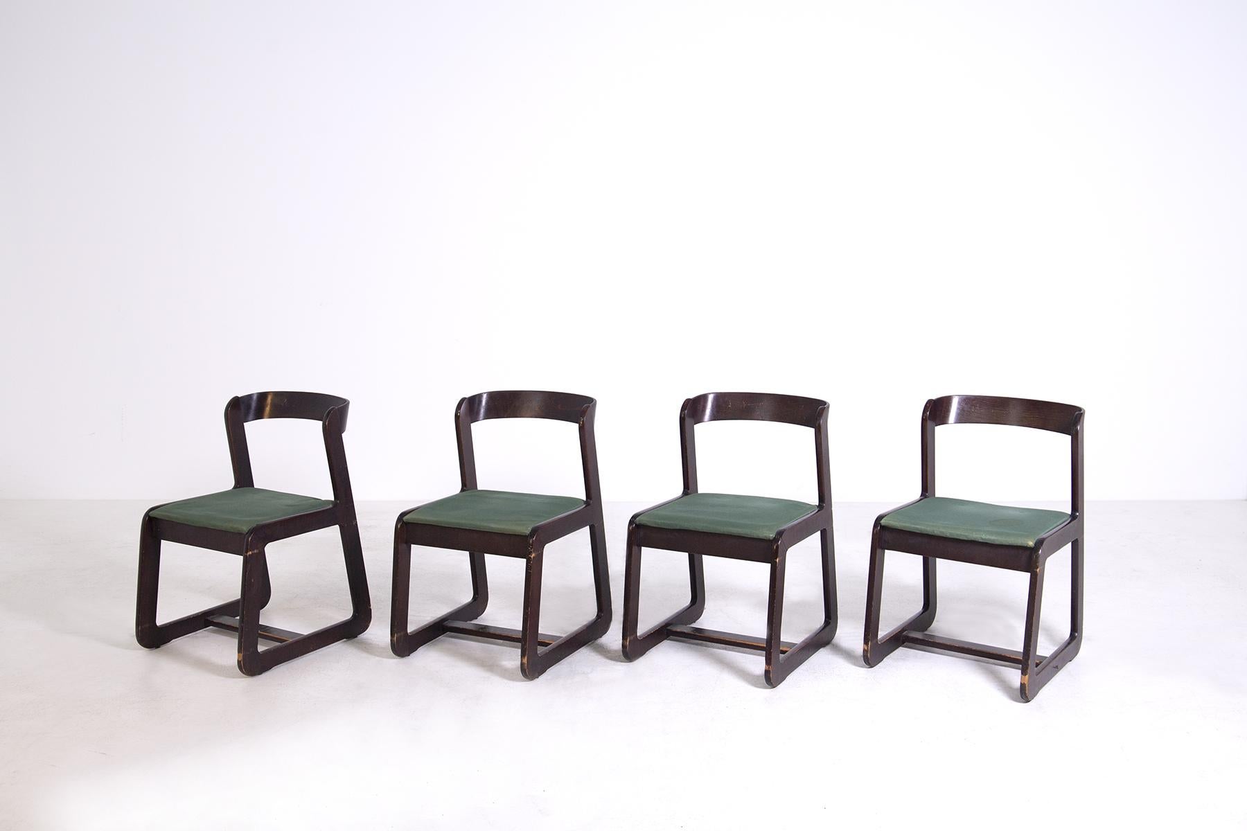 Beautiful set of chairs designed by the great photographer and designer Willy Rizzo for the manufacture of Mario Sabot in 1970.
The seat in green fabric and the structure in fine wood, have geometric shapes, often used by Willy Rizzo,